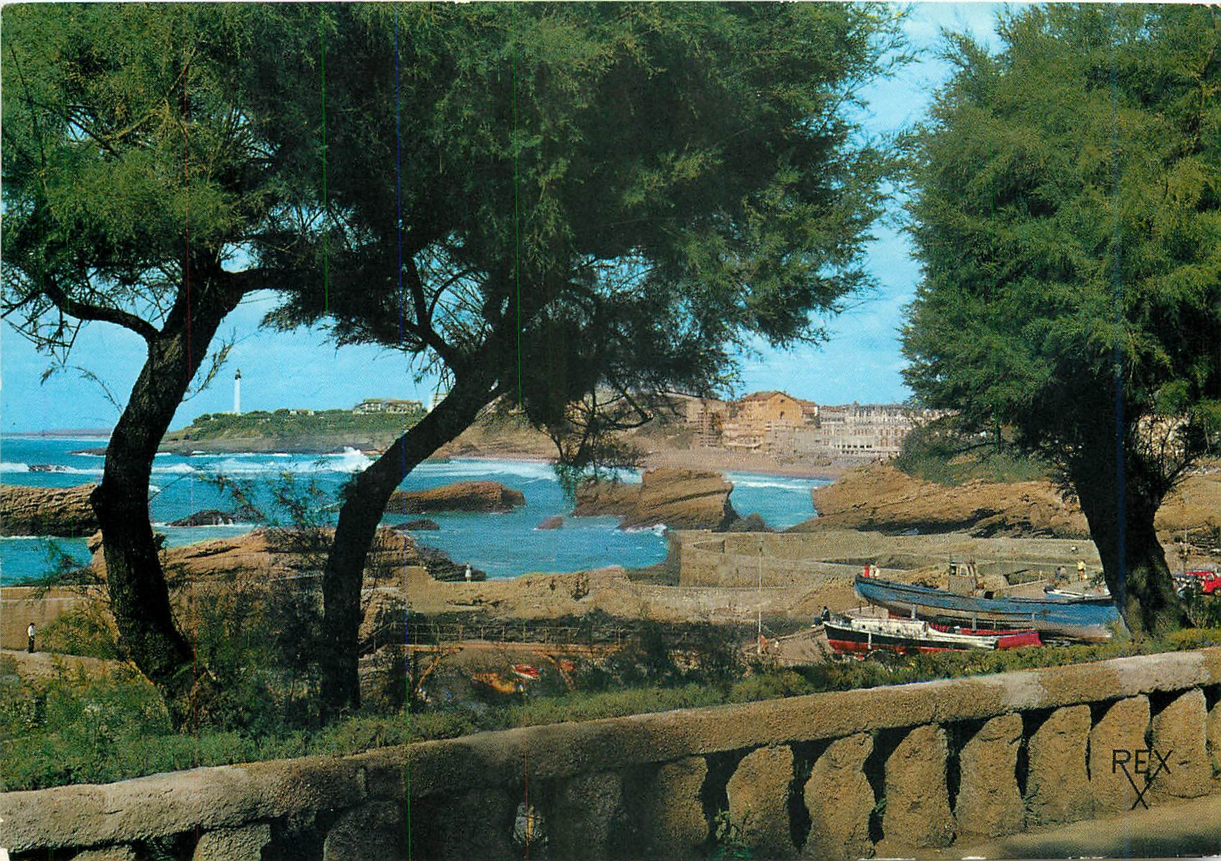 CPM Biarritz BP Les Tamoris Le Port des pecheurs Au fond le phare
