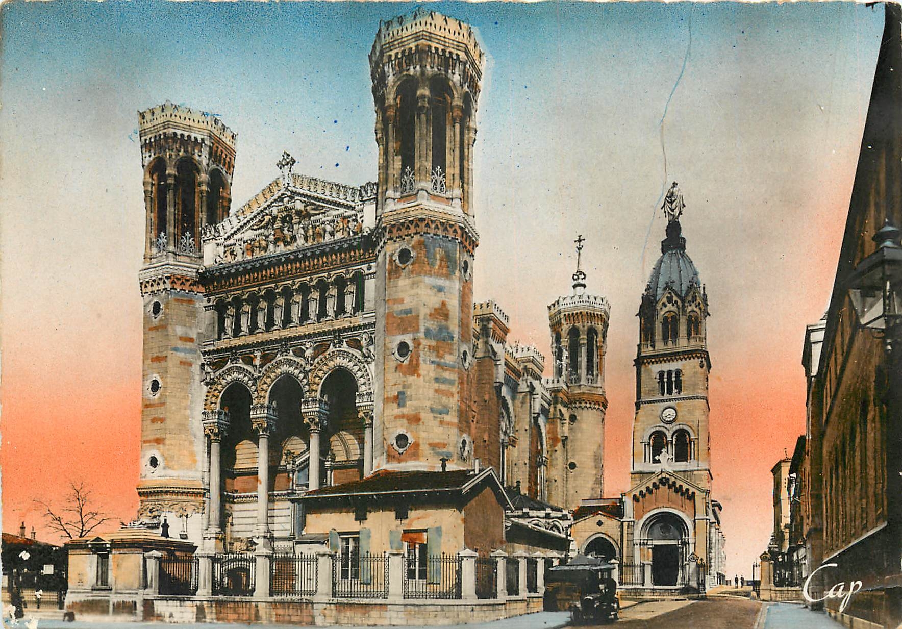 CPM Lyon Facade de la Basilique de Notre Dame de Fourviere 
