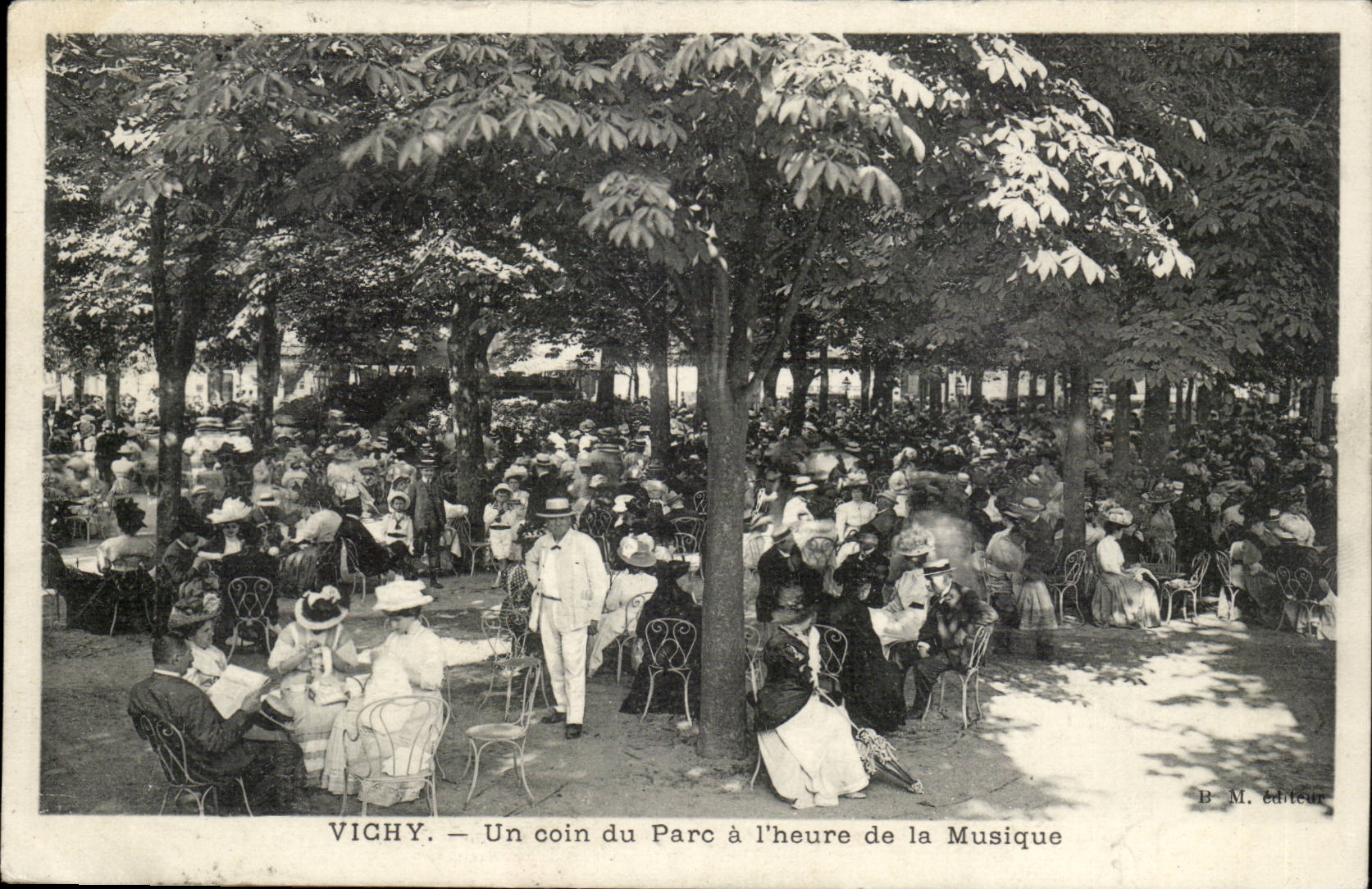 Vichy- Un coin du Parc a l'heure de la Musique-CPA