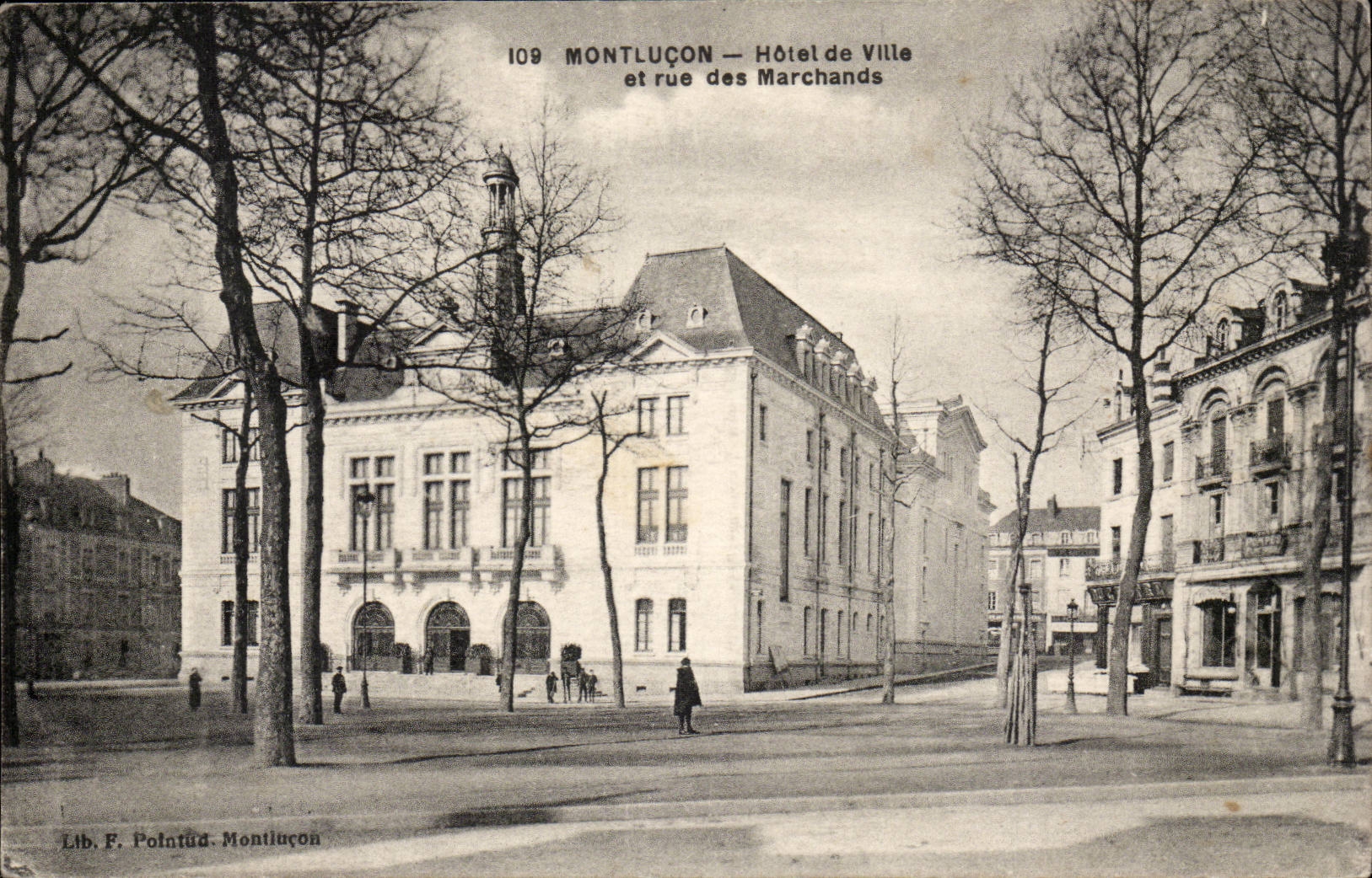 Montlucon- Hotel de Ville et rue des Marchands-CPA