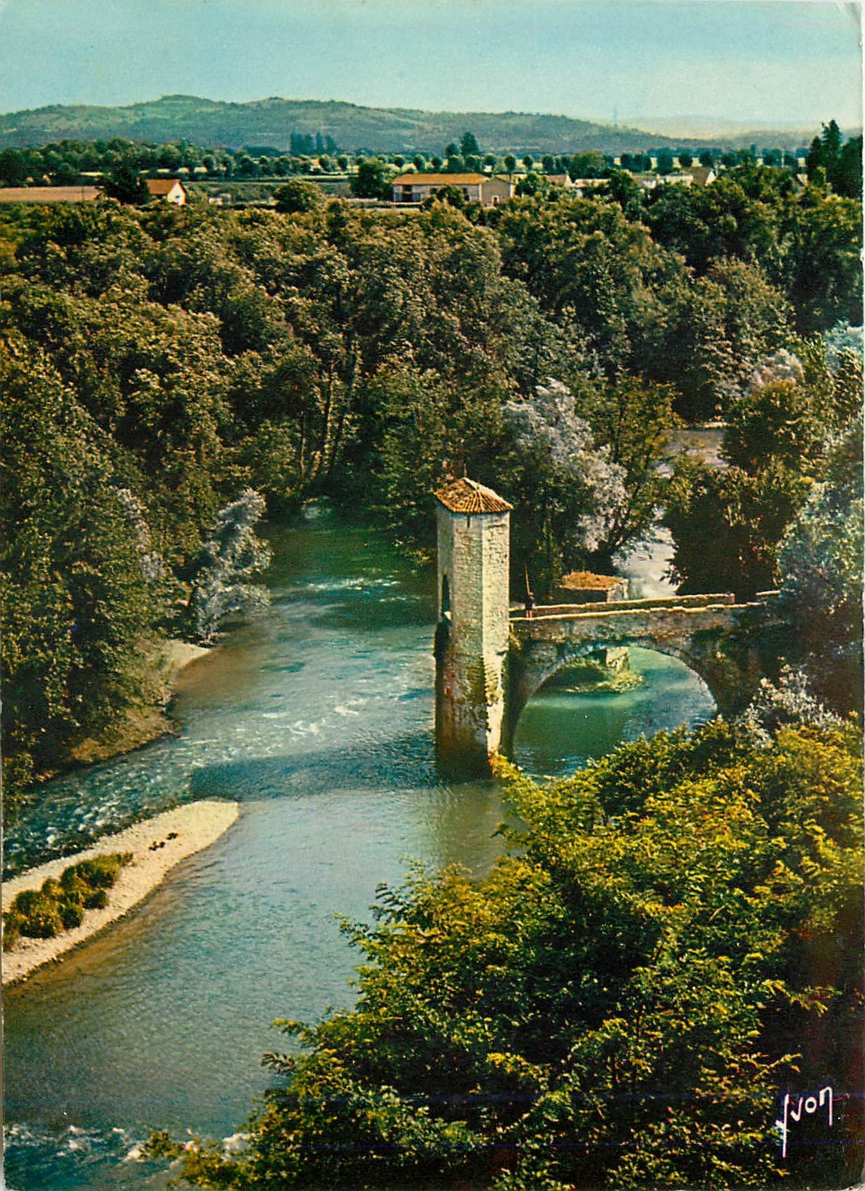 CPM Les Pyrenees Sauveterre de Bearn BP Tour en ruines composant un paysage