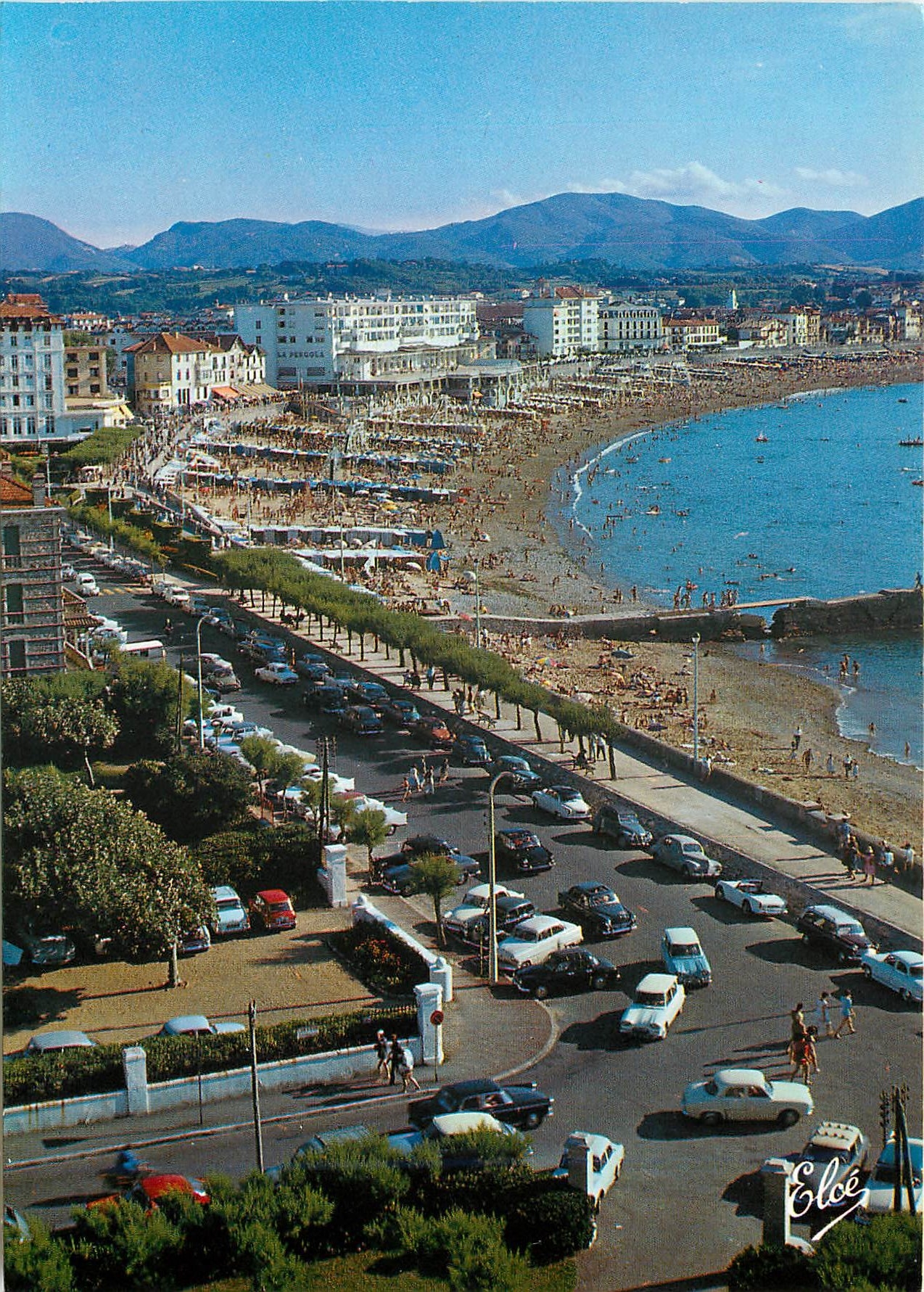 CPM St Jean de Luz Pyr Atlantiques La Grande Plage et la Chaine des Pyrenees 