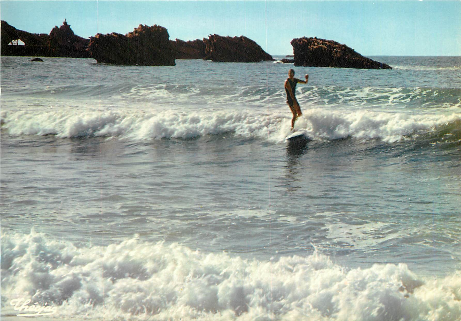 CPM Biarritz Surf a la grande plage au fond le rocher de la Vierge 