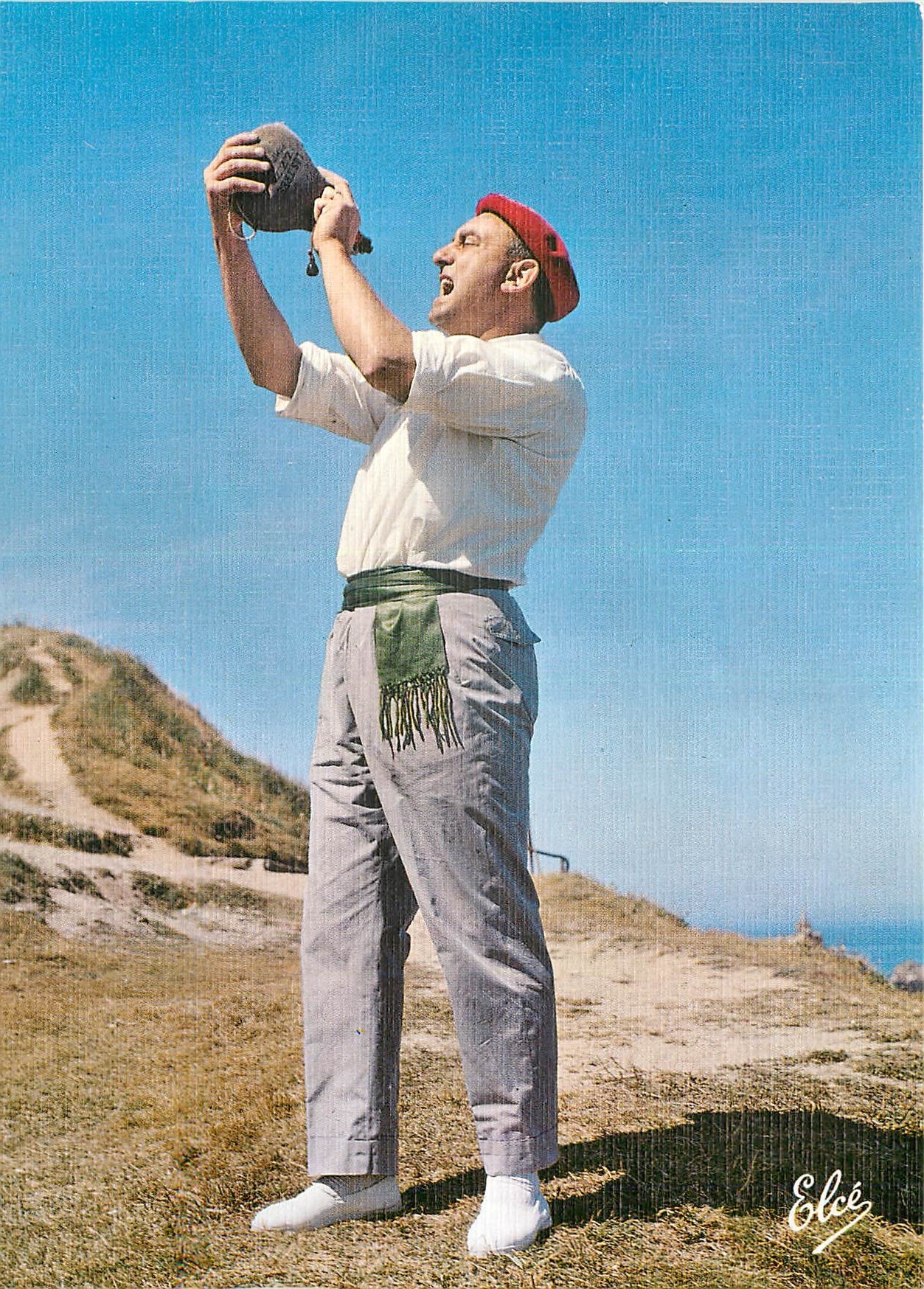 CPM Goupe Basque Chelitztarrak de Biarritz Buveur au Chahakoa