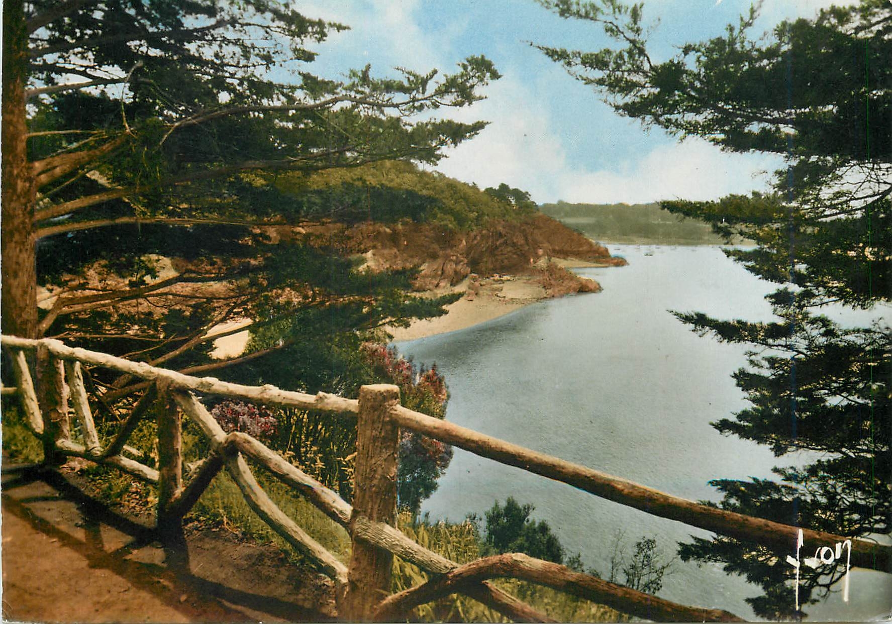 CPM Saint Servan (Ille et Vilaine) Le port et la tour Solidor