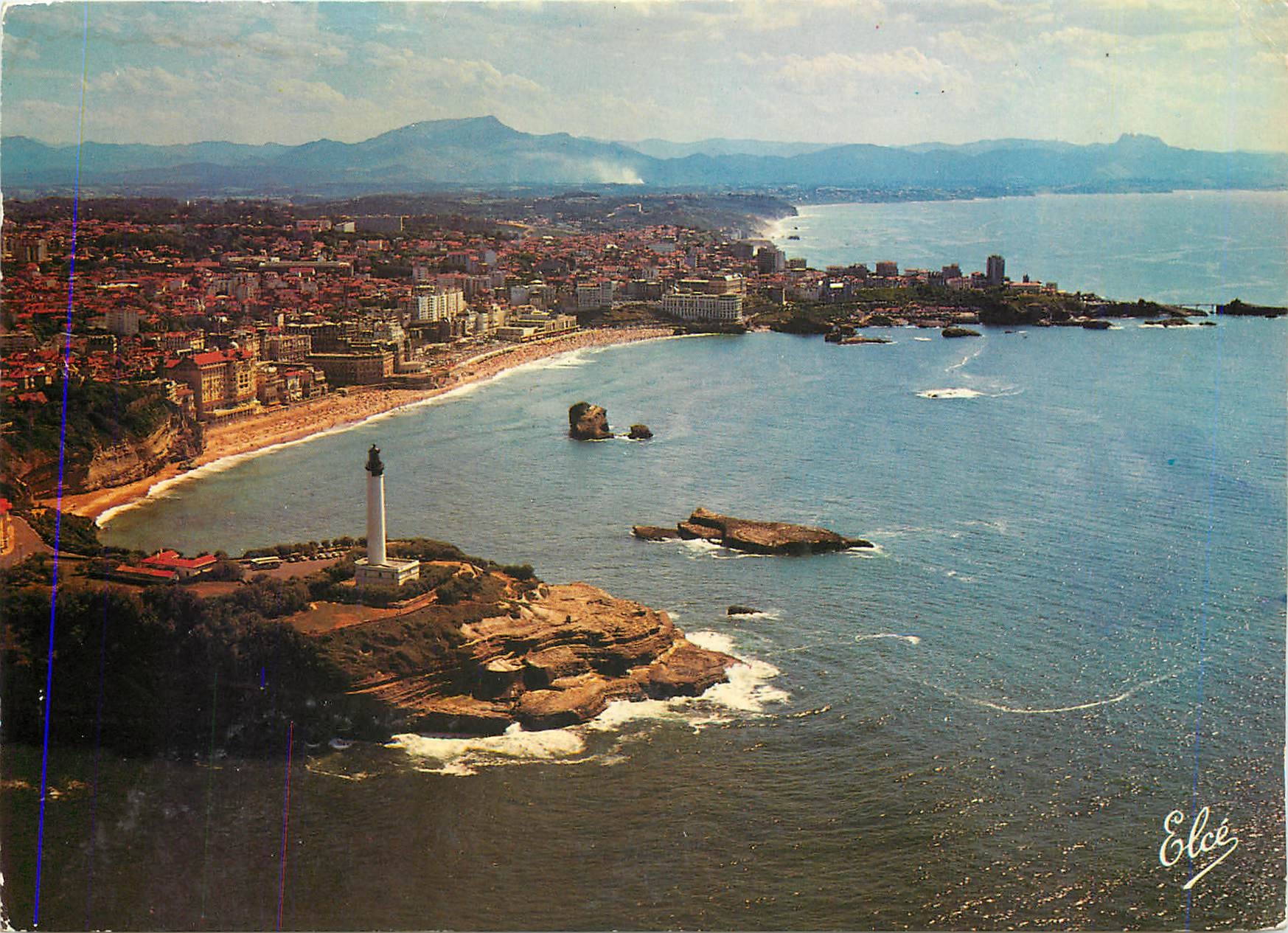 CPM Biarritz Vue generale avec le phare la grande plage le rocher de la vierge au fond les Monts Esp