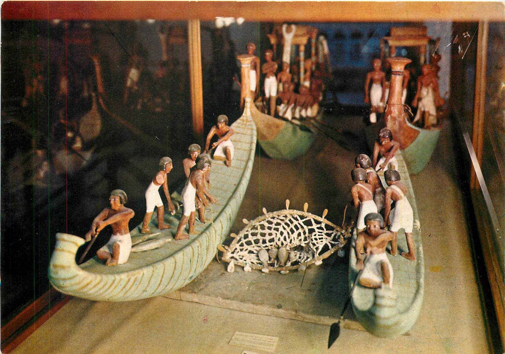 CPM La Musee Egyptien Cairo Barques de pecheurs tirant un filet avec des poissons du Nii 2060 av Chr