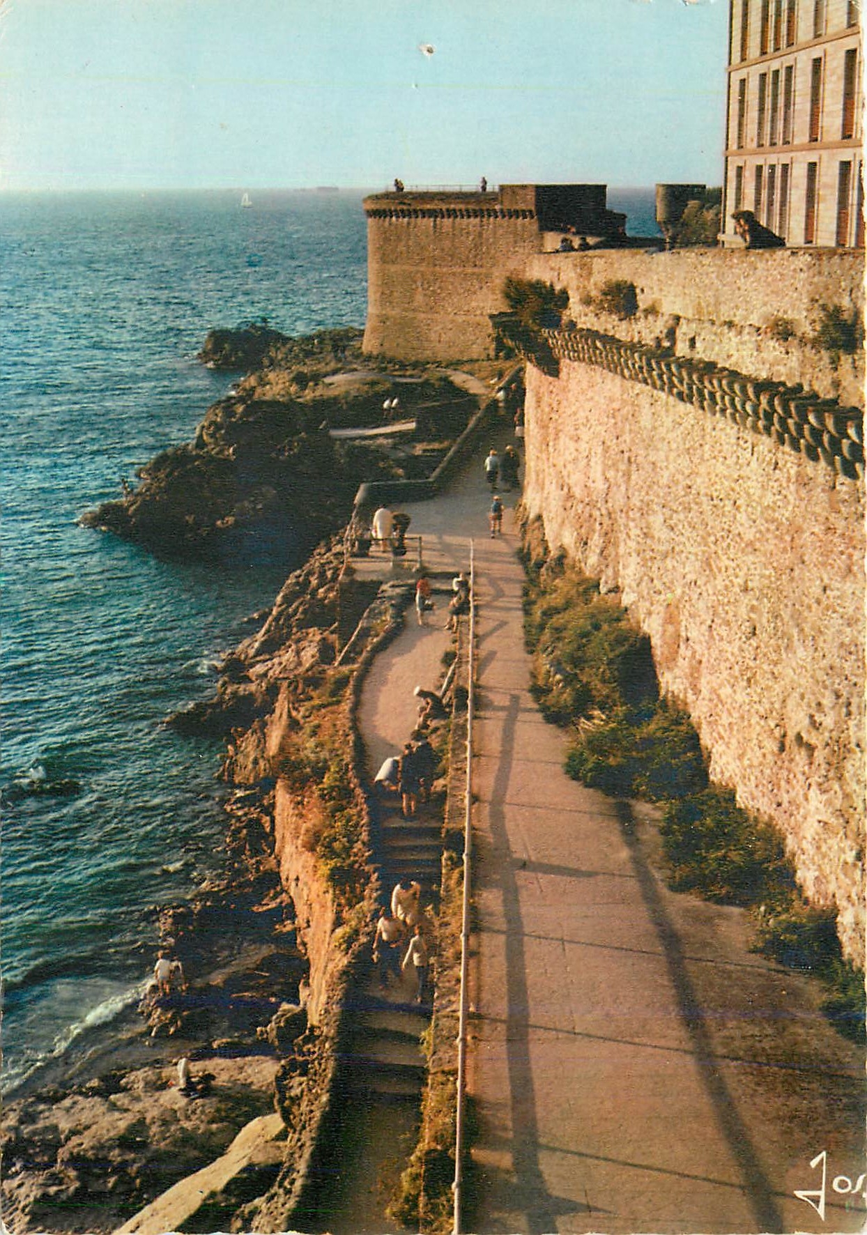 CPM Saint Malo L et V Soir d'ete sur les remparts 