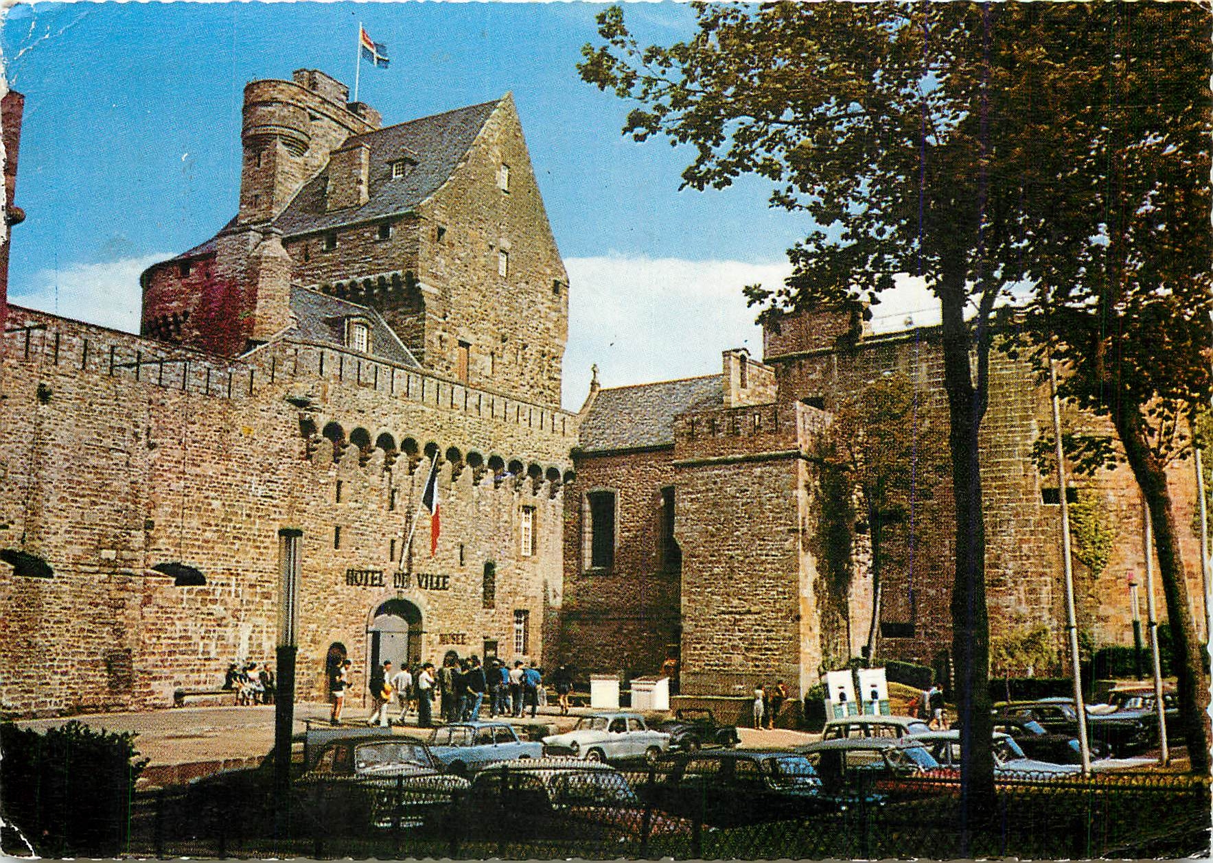 CPM Saint Malo L et V L'Hotel de Ville 