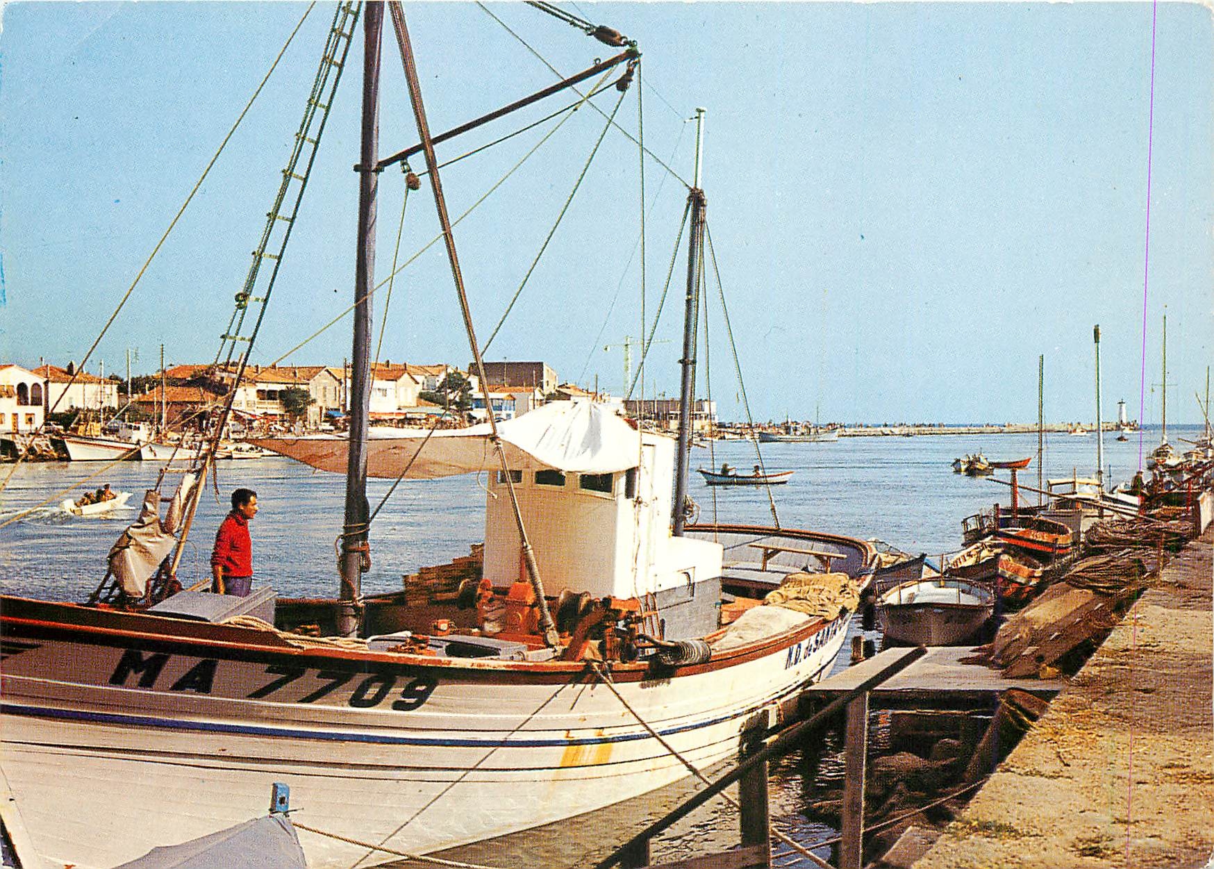CPM Bateaux de peche a l'embrouchure de l'Herault Au fond Le Quai du Grau