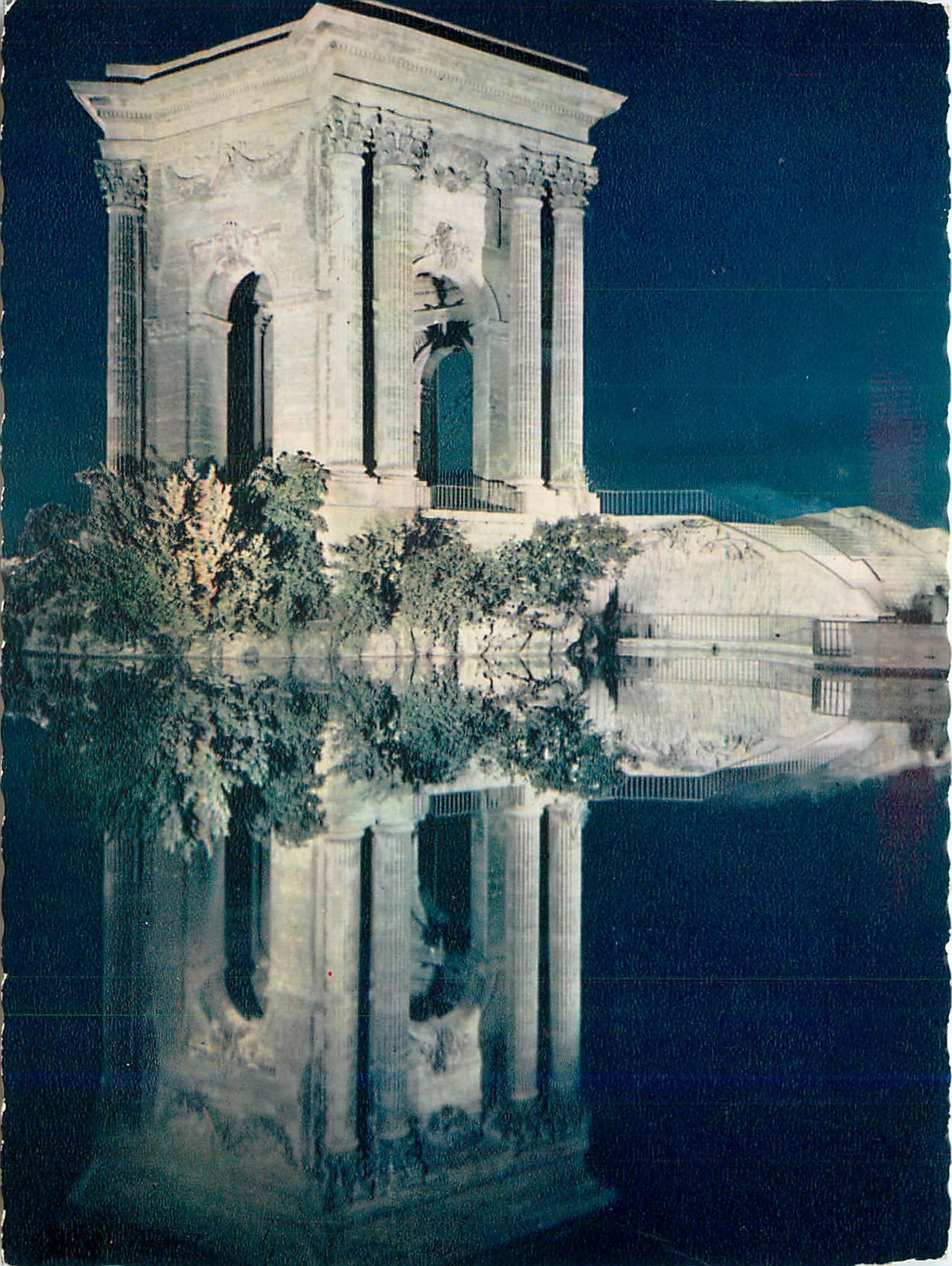 CPM Montpellier Herault Le Peyrou vu la nuit Le Chateau d'eau