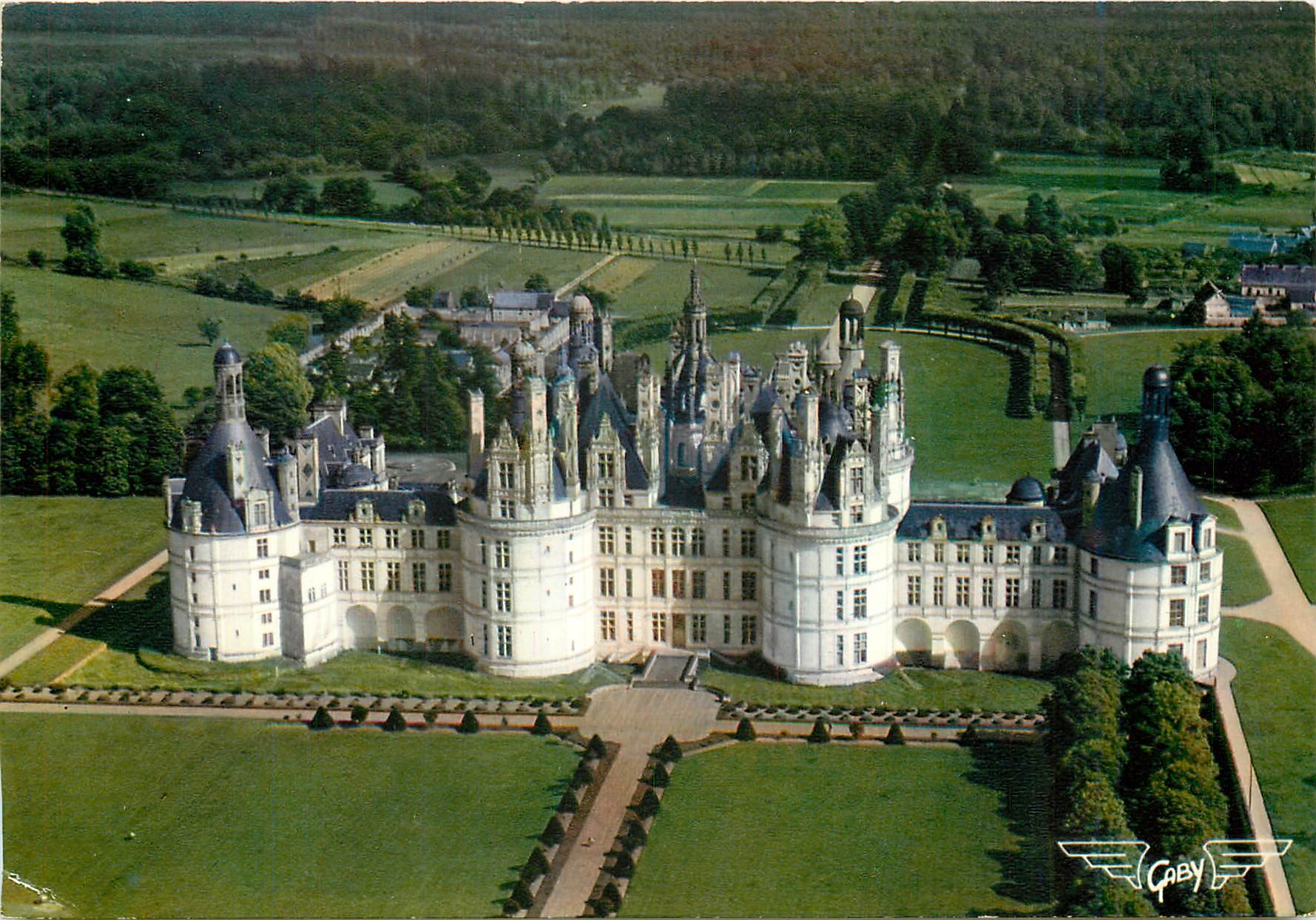 CPM Chateaux de la Loire Chambord Loir et Cher Le Chateau au fond la Foret