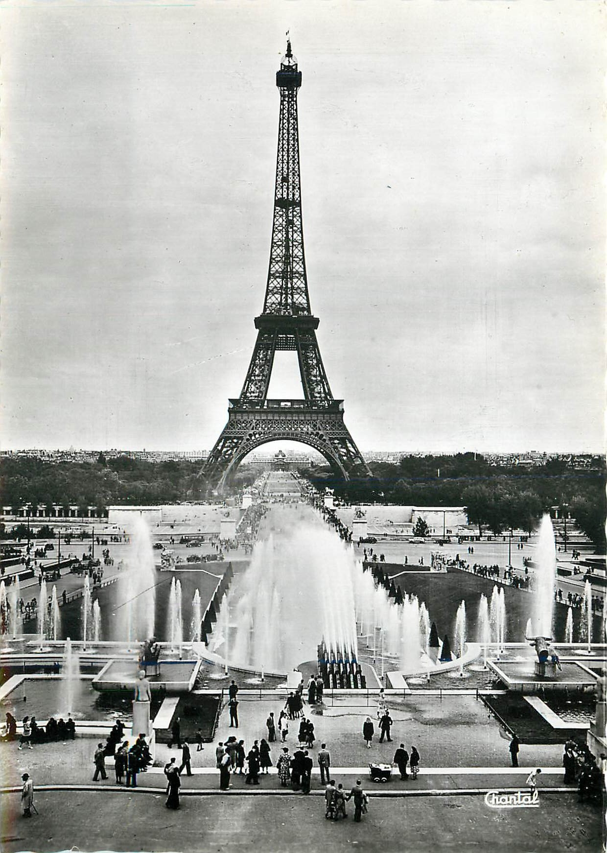 CPM Paris La Tour Eiffel et les Fontaines du Palais de Chaillot 