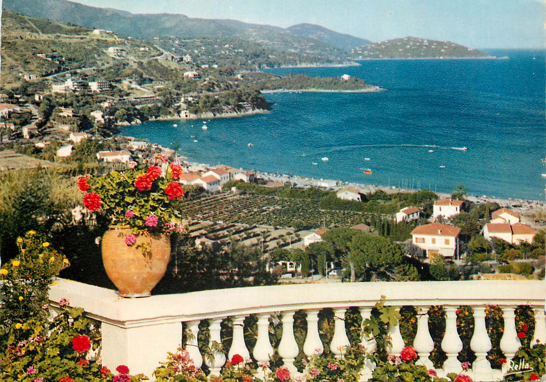 CPM Environs du Lavandou Saint Clair Var Vue generale Au fond Pointe de la Fossette et Cap Negre