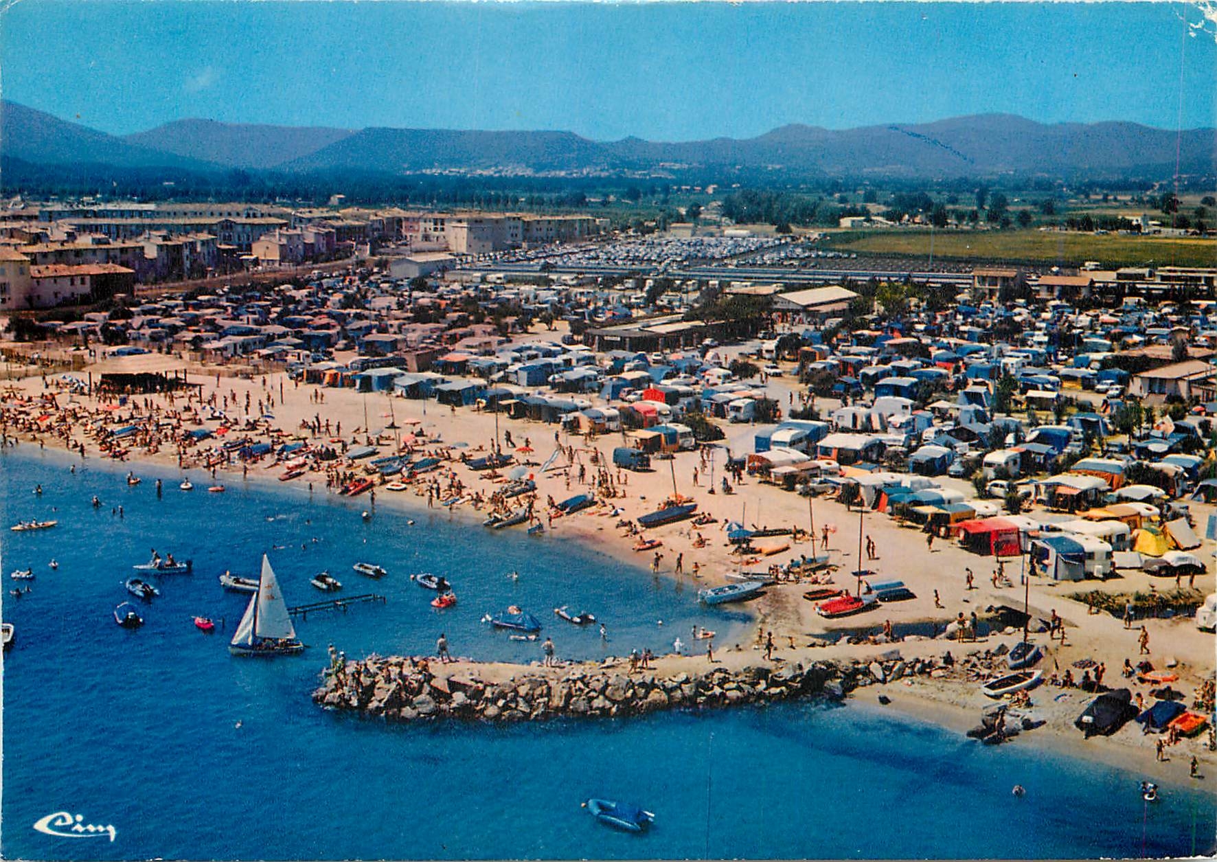 CPM Port Grimaud Var au bord de la mer dans le golfe de St Tropez