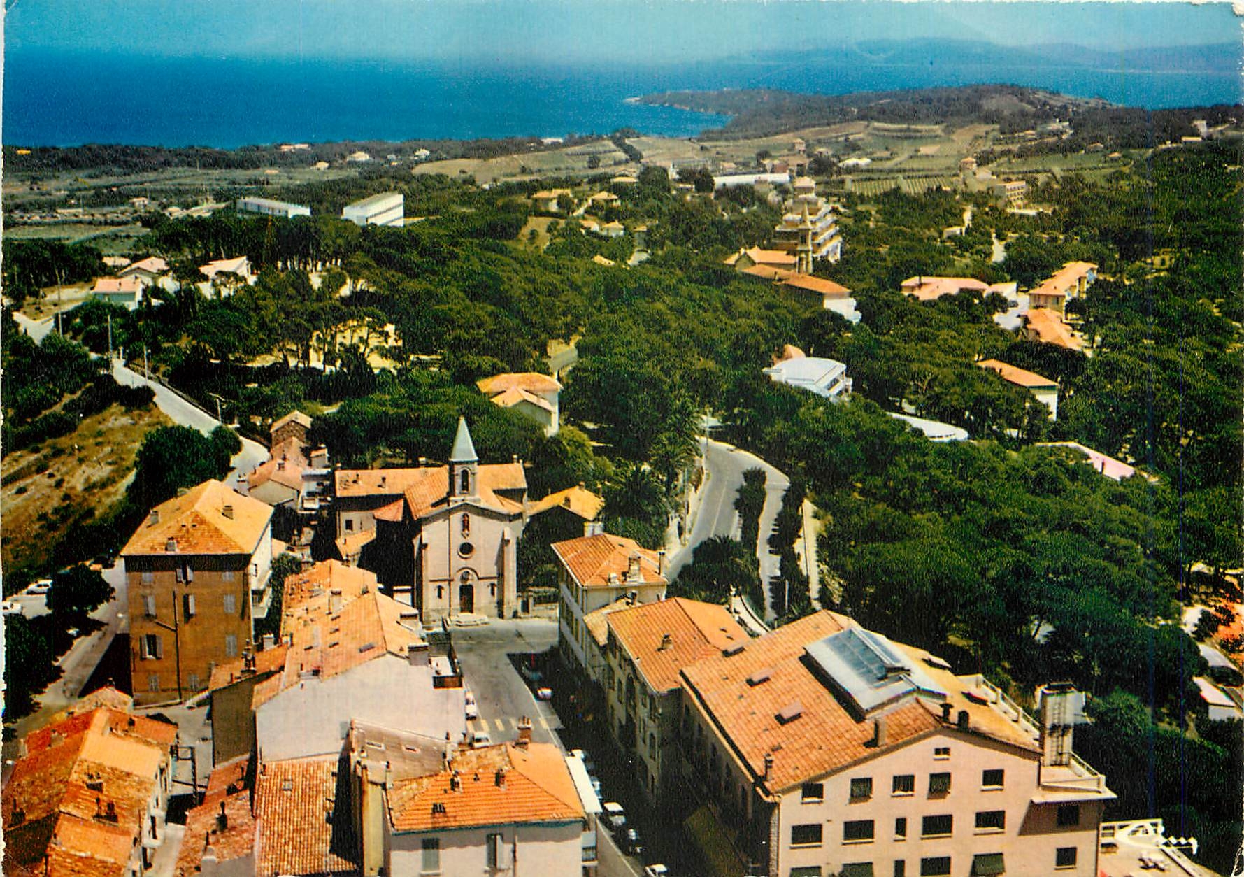 CPM Presqu'ile de Gienes Var Vue aerienne Le centre du village l'eglise au loin