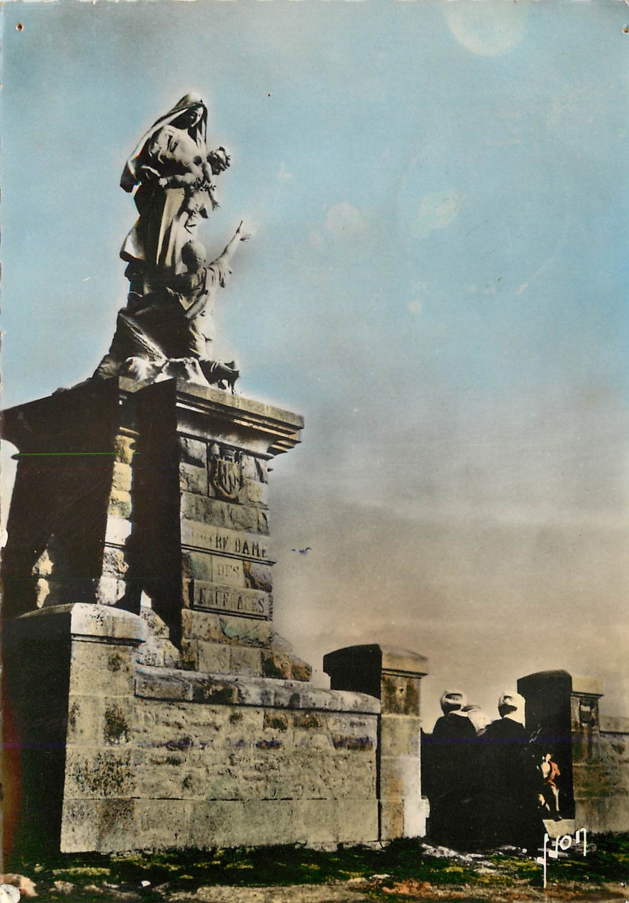 CPM Pointe du Raz Finistere Priere a Notre Dame des Naufrages Godebsky sculpteur