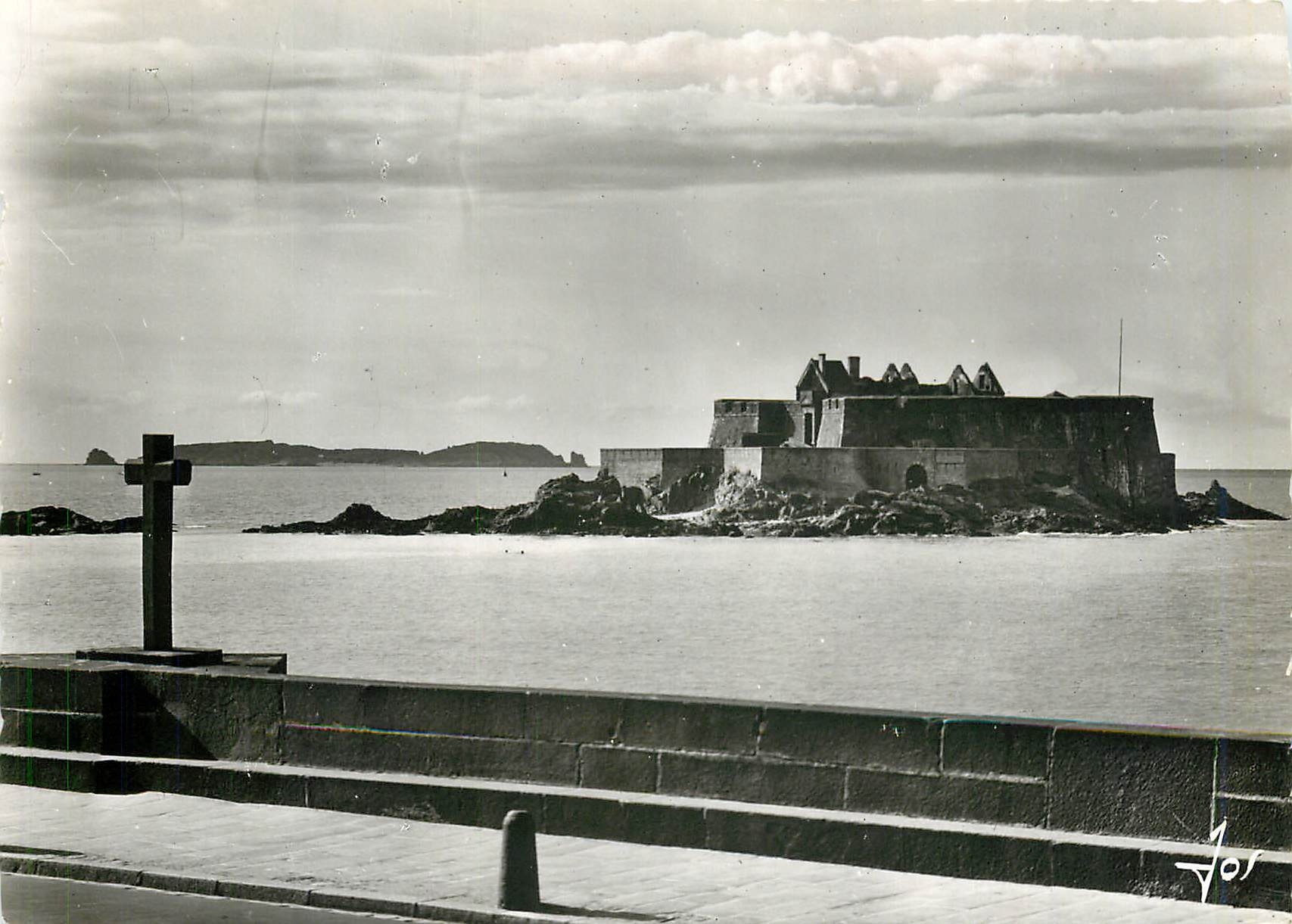CPM Saint Malo I et V La Croix sur la digue et le fort National