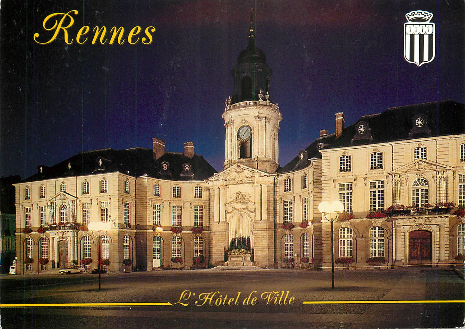 CPM Rennes L'Hotel de Ville surmonte d'une beffroi central avec dome