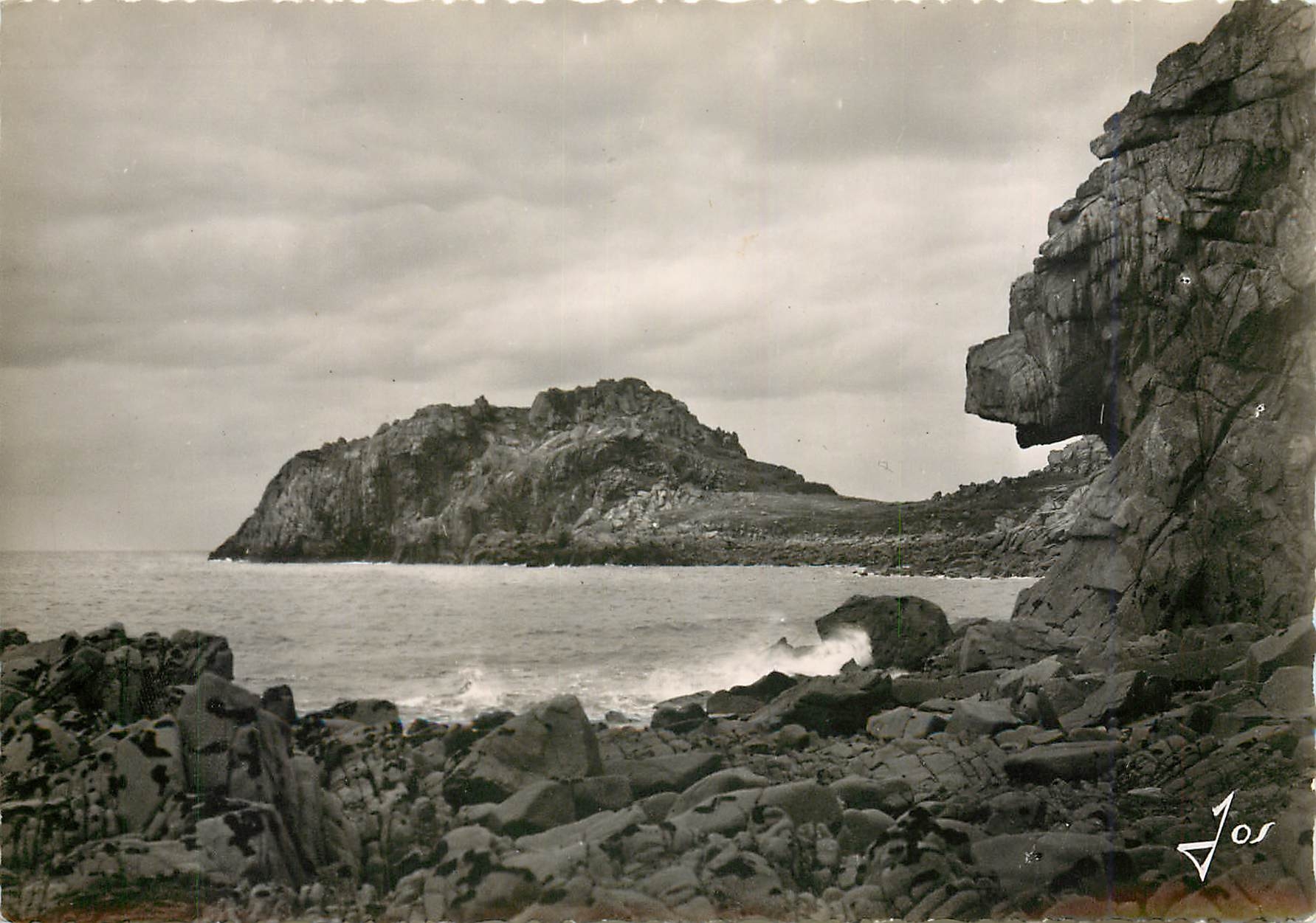 CPM Plougasnou et ses environs Finistere Primel Tregastel la pointe avec son rocher Castel ar Sallou