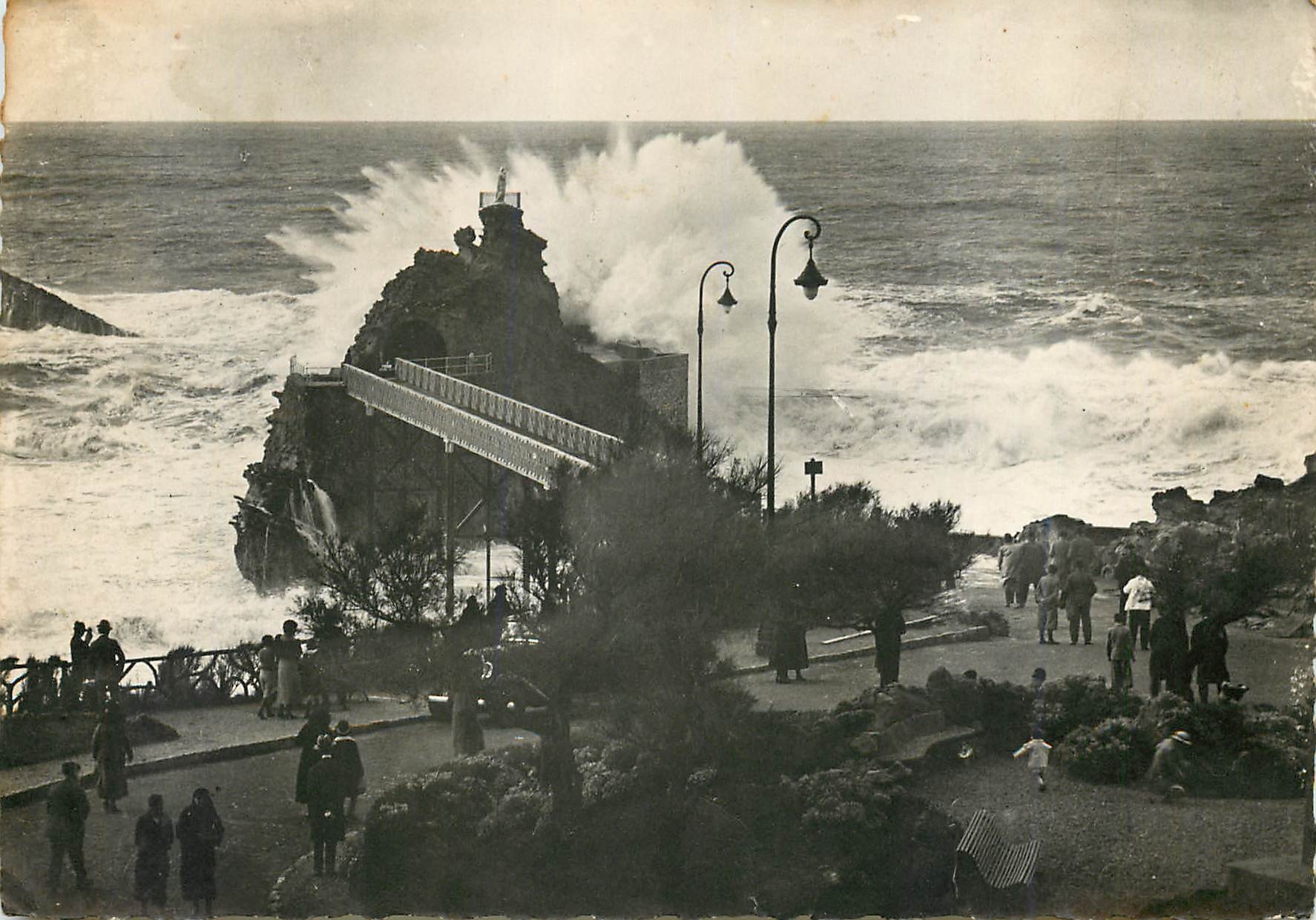 CPM Biarritz Le Rocher de la Vierge par tempete 