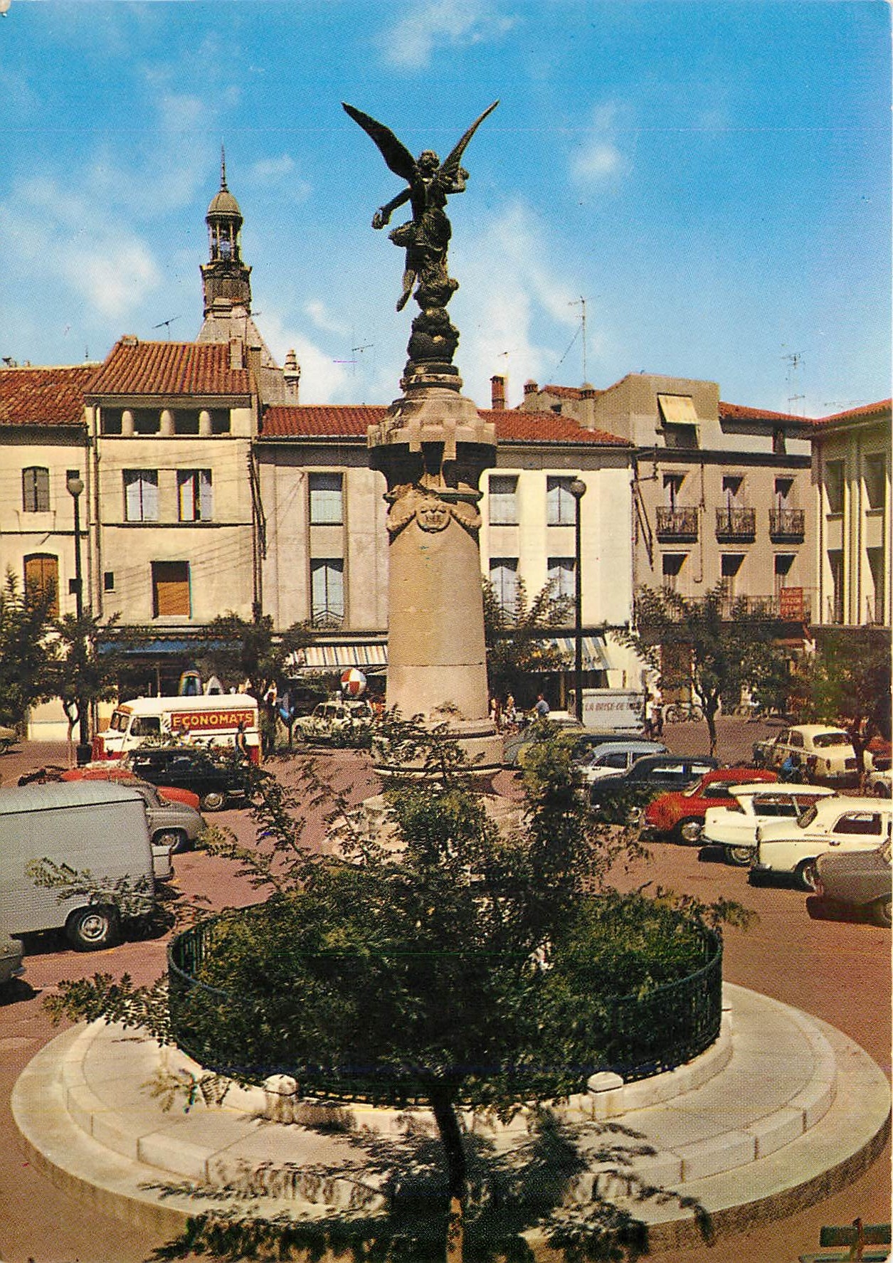 CPM Frontignan Herault Place du Monument aux Morts 