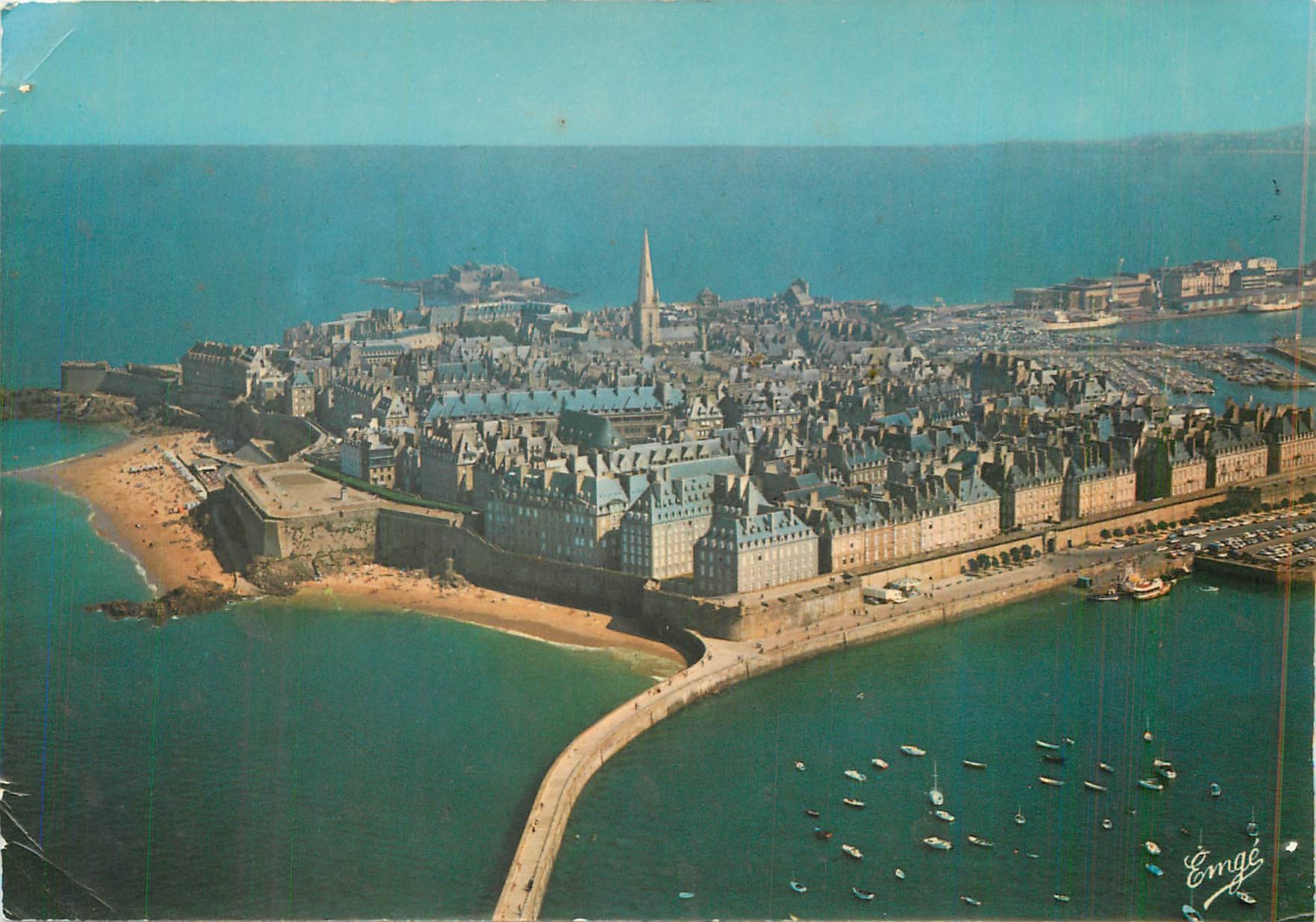 CPM Saint Malo Cite Corsaire L'Intra Muros La Ville dans sa ceinture de remparts