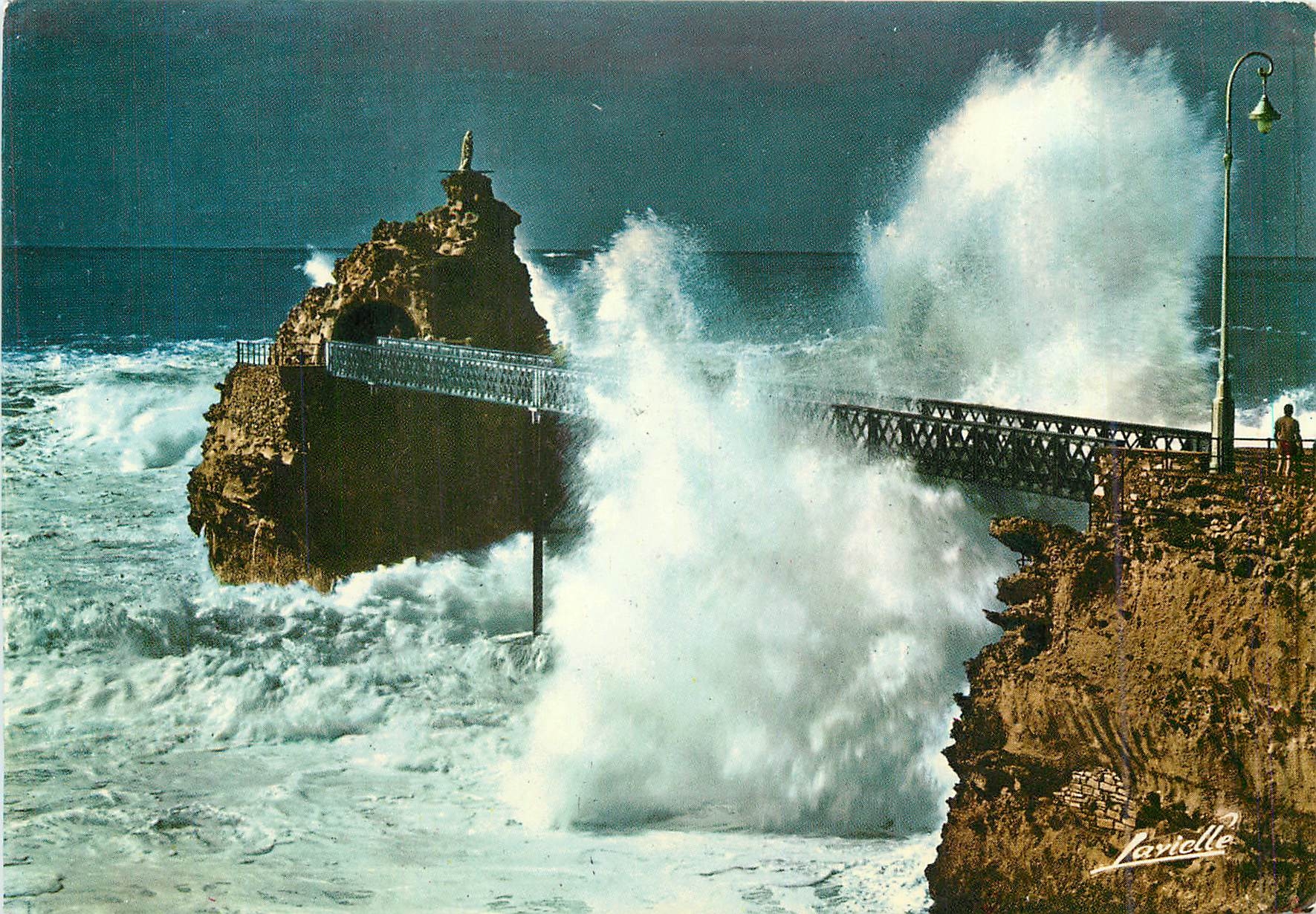 CPM Biarritz Tempete au Rocehr de la Vierge 
