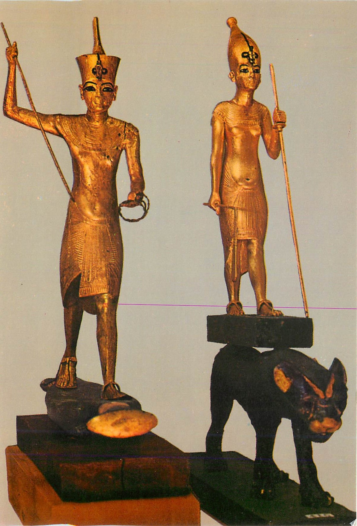 CPM Le Musee Egyptien Le Caire Tutankhamens Treasures Statues d'or du roi portant les couronnes de B