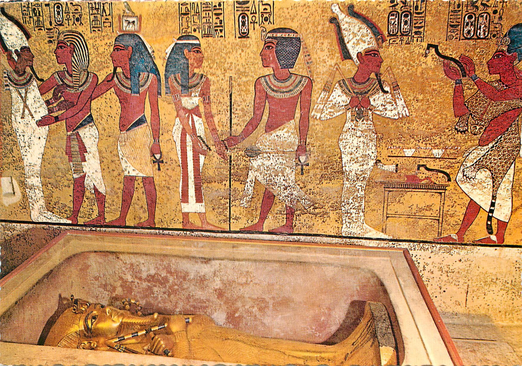 CPM Luxor Vallee des Rois Momie de Tout Ankh Amon dans le cercueil d'or 