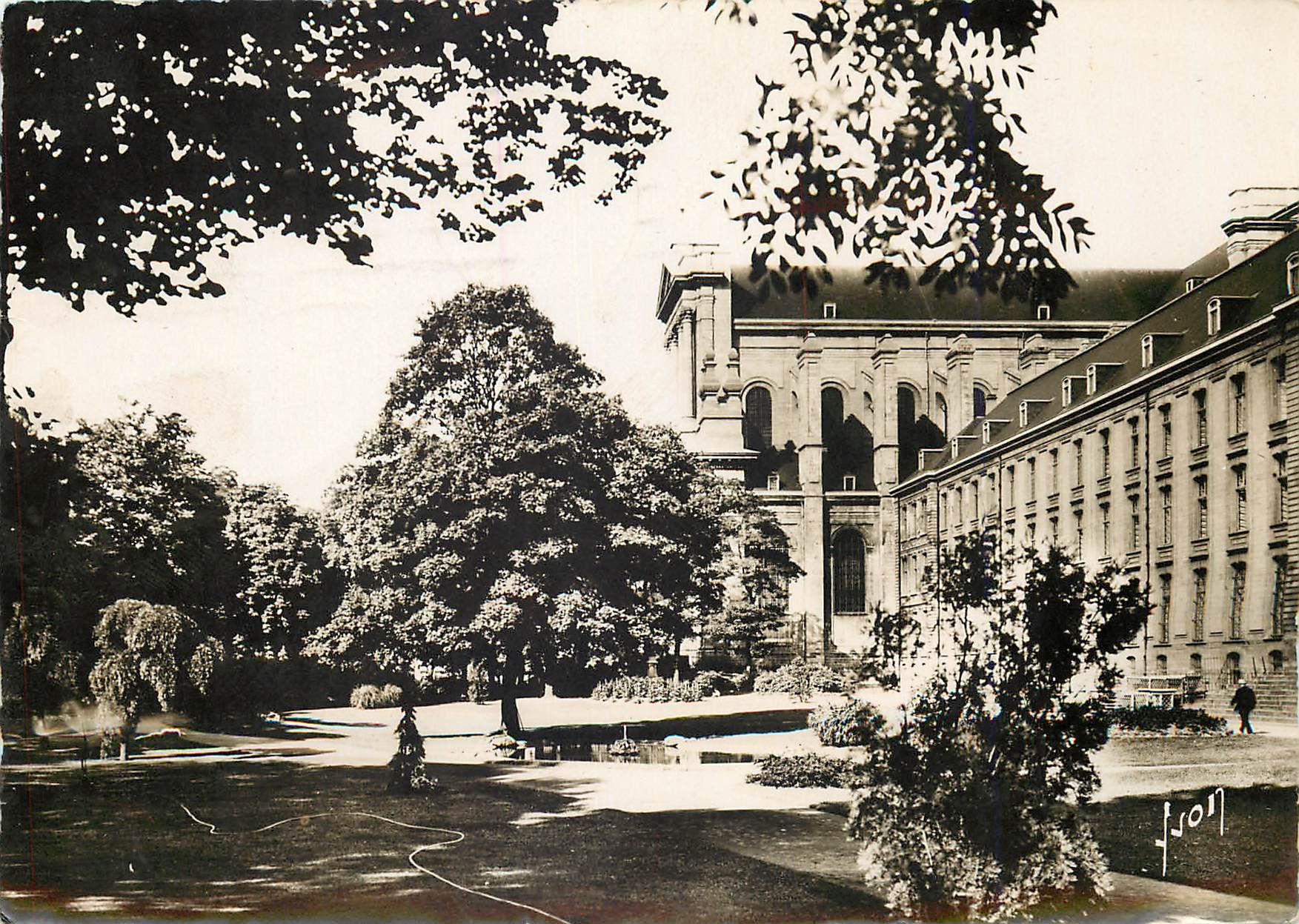 CPM Arras Pas de Calais Le Square et la Cathedrale 