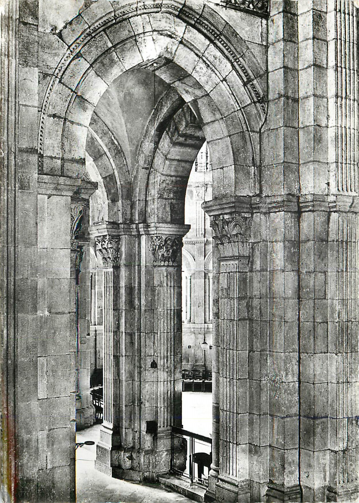 CPM Cathedrale d'Autun S et L Pilier de la Fuite en Egypte 