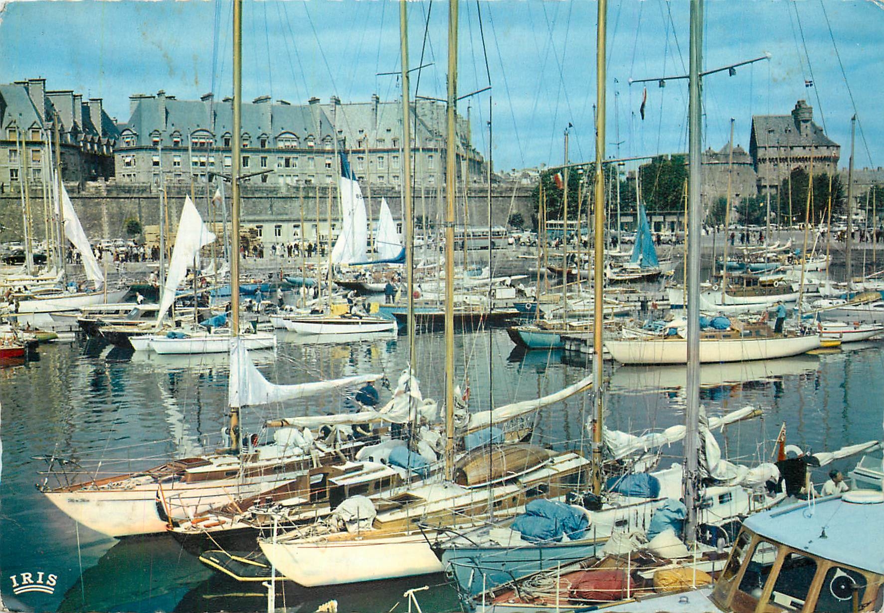 CPM Saint Malo Cite Corsaire Le Chataeu les Remparts Le Bassin des Yachts 