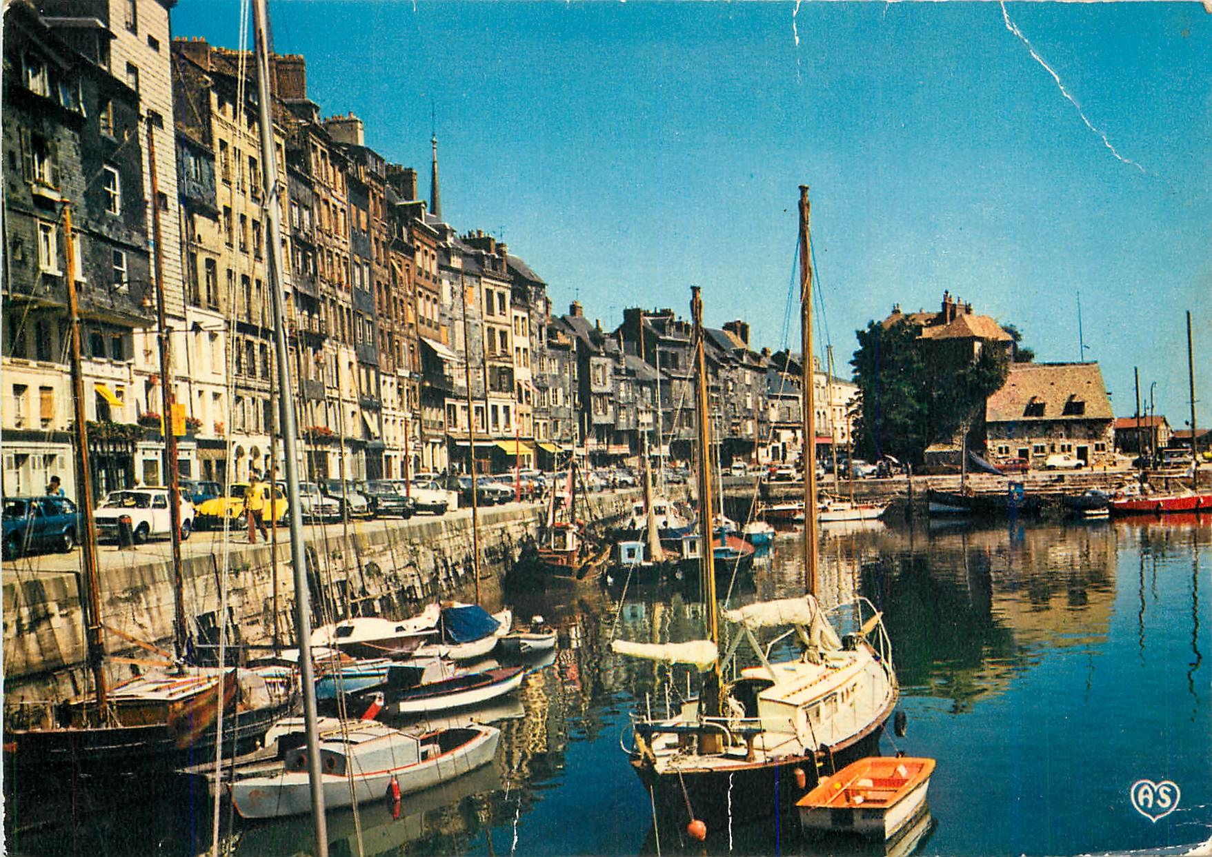CPM Honfleur Calvados Le Vieux Bassin Le Quai Sainte Catherine et la Lieutenance 