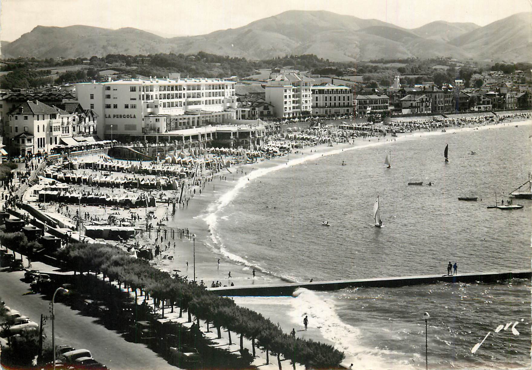 CPM St Jean de Luz BP La Plage et les Trois Couronnes
