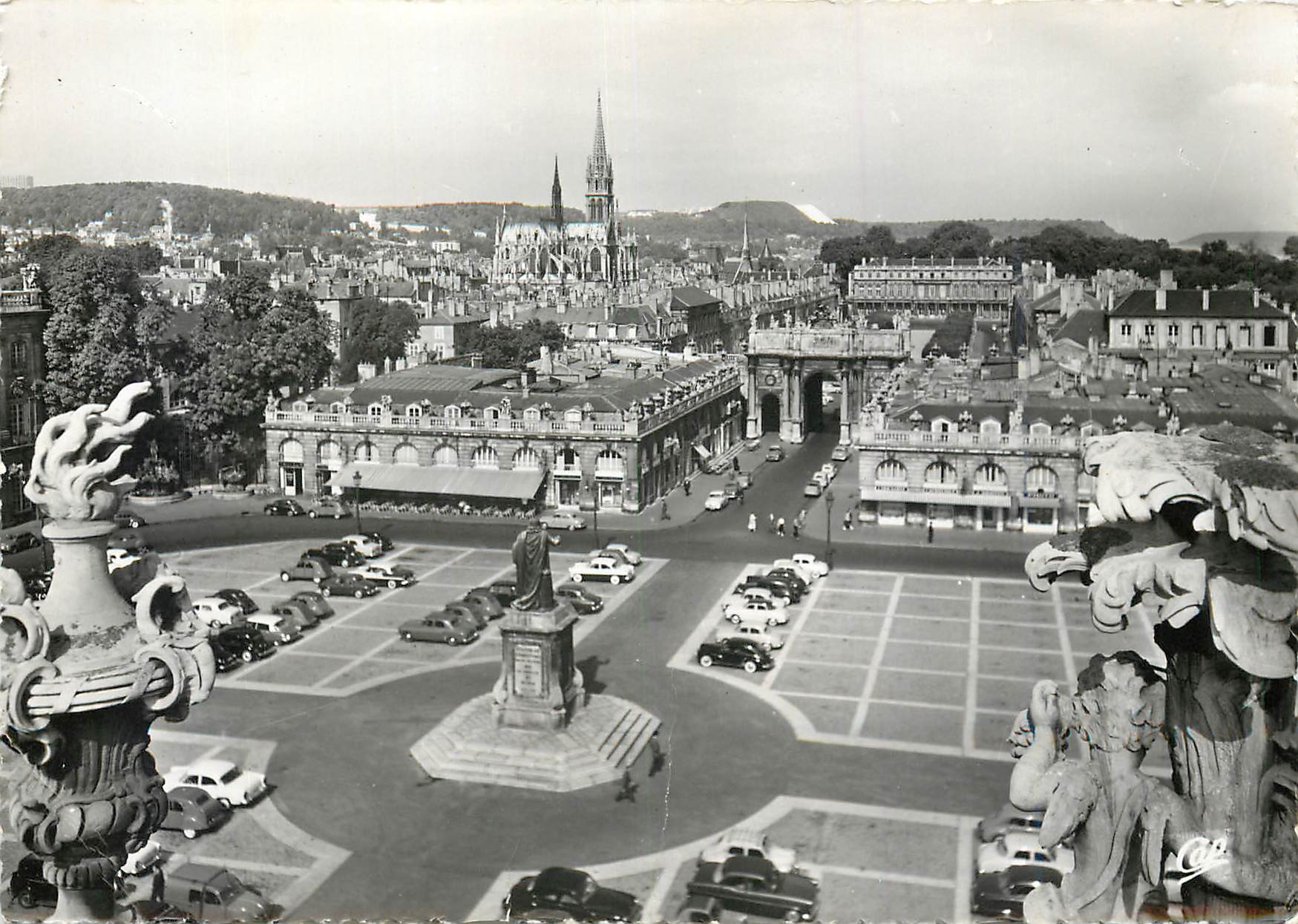 CPM Nancy Vue generale et Place Stanislas 