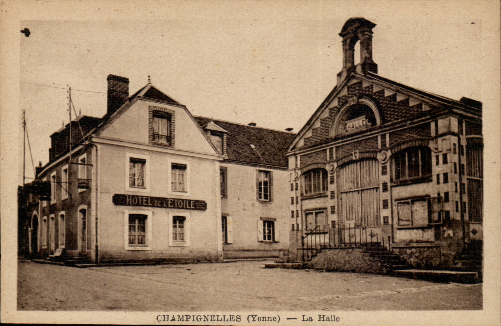 Champignelles CPA the market Hotel of the star (market)