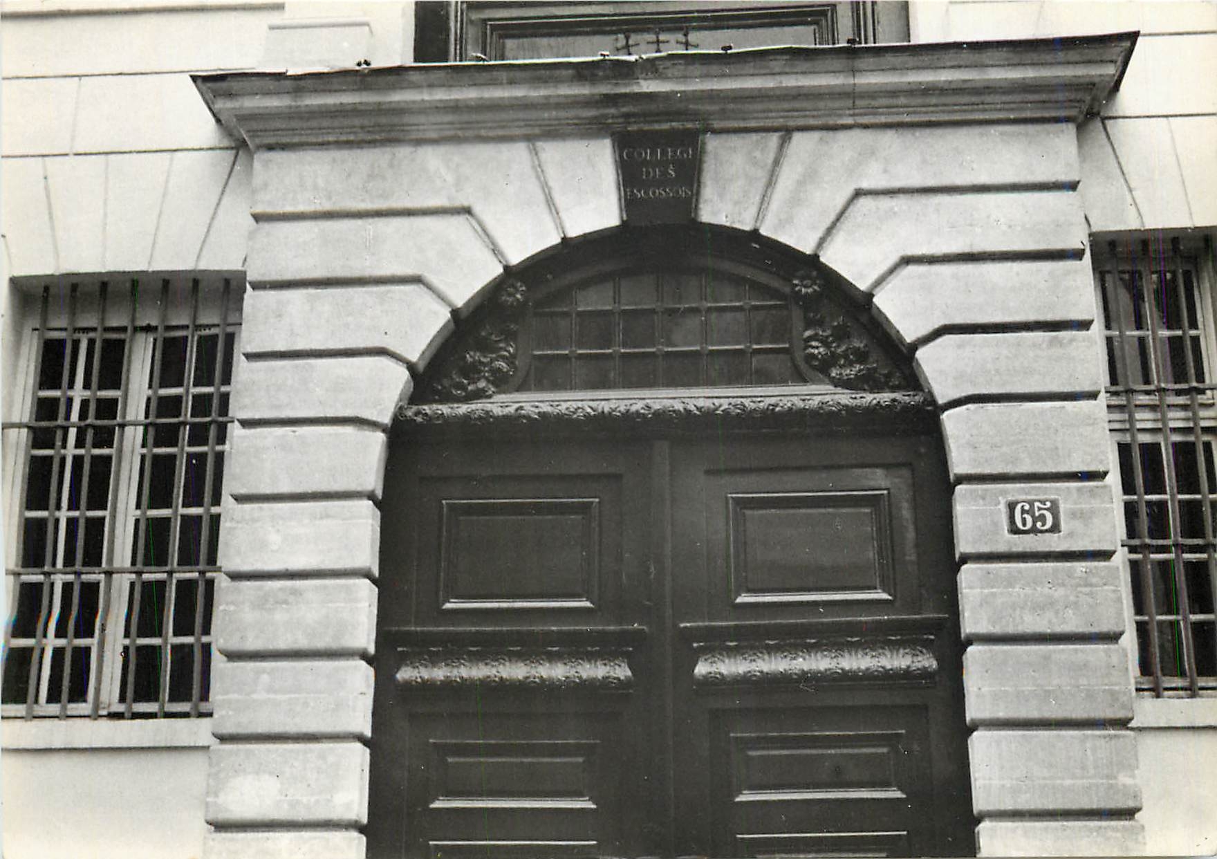 CPM Maison Sainte Genevieve Ancien College des Ecossais Detail portail d'Entree inferieure