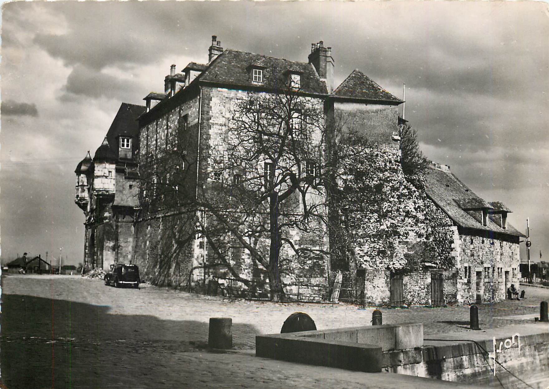CPM Honfleur Calvados La Lieutenance vue du Vieux Bassin
