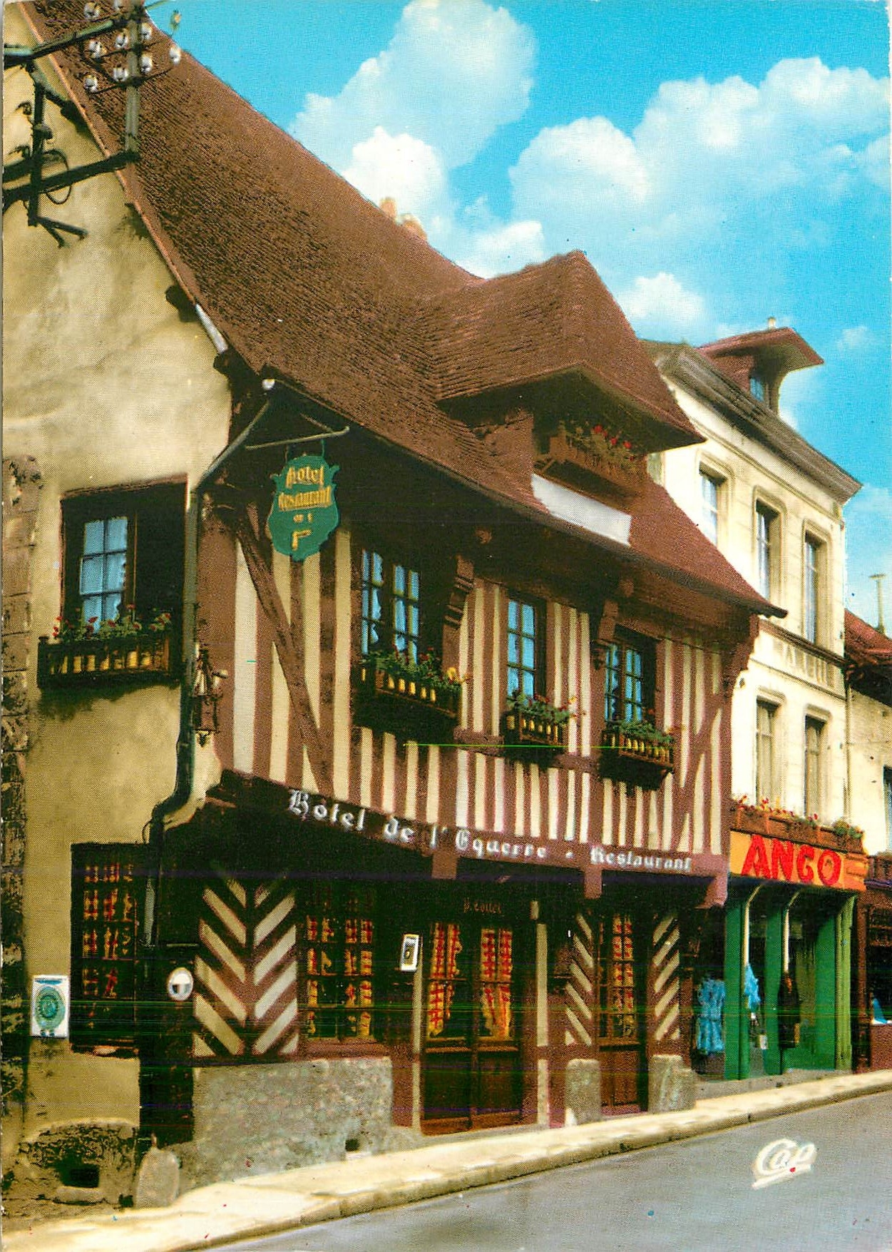 CPM Orbec en Auge Hotel de l'Equerre vieille maison du XV