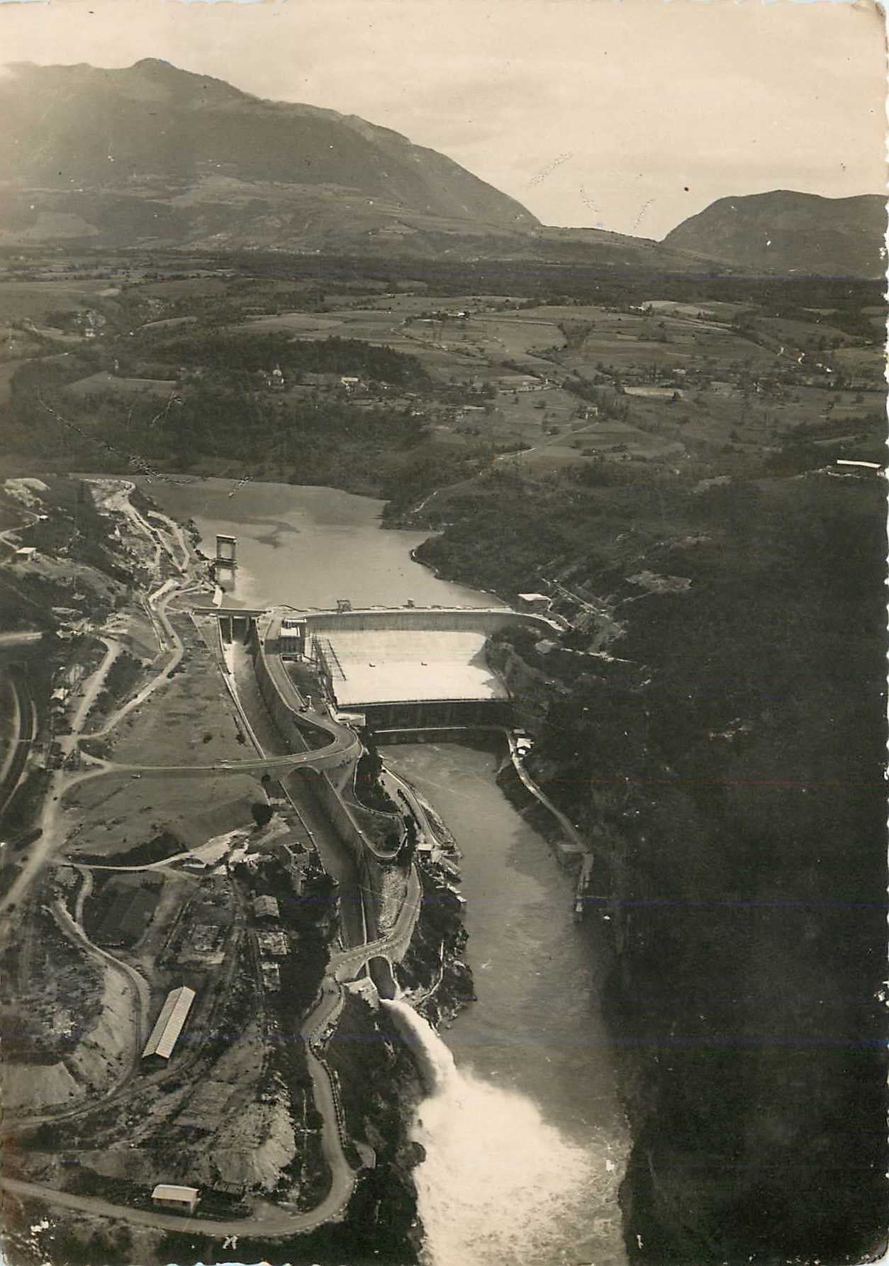 CPM Vue aerienne sur le Barrage de Genissiat