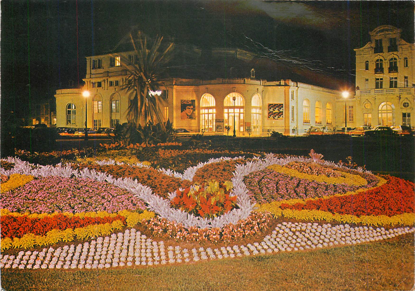 CPM Cabourg Calvados La Plage des Fleurs Le Casino et le Jardins illuminee 