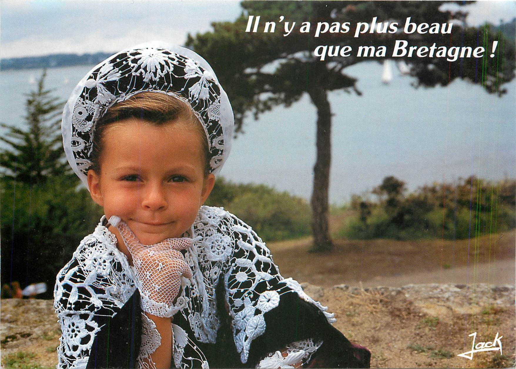 CPM Fillette en costume de l'Ille aux Moines Bretagne