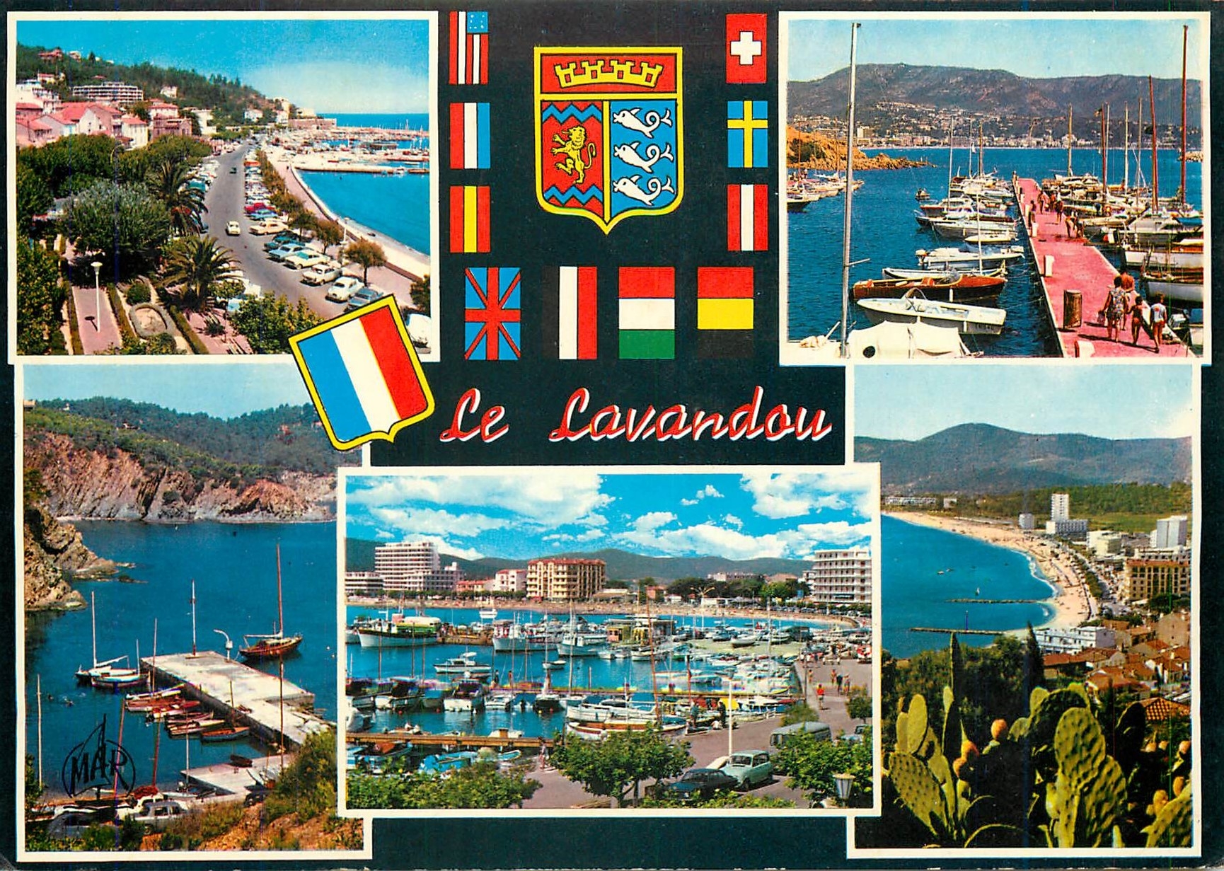 CPM La Cote d'Azur Le Lavandou Le Boulevard et la plage
