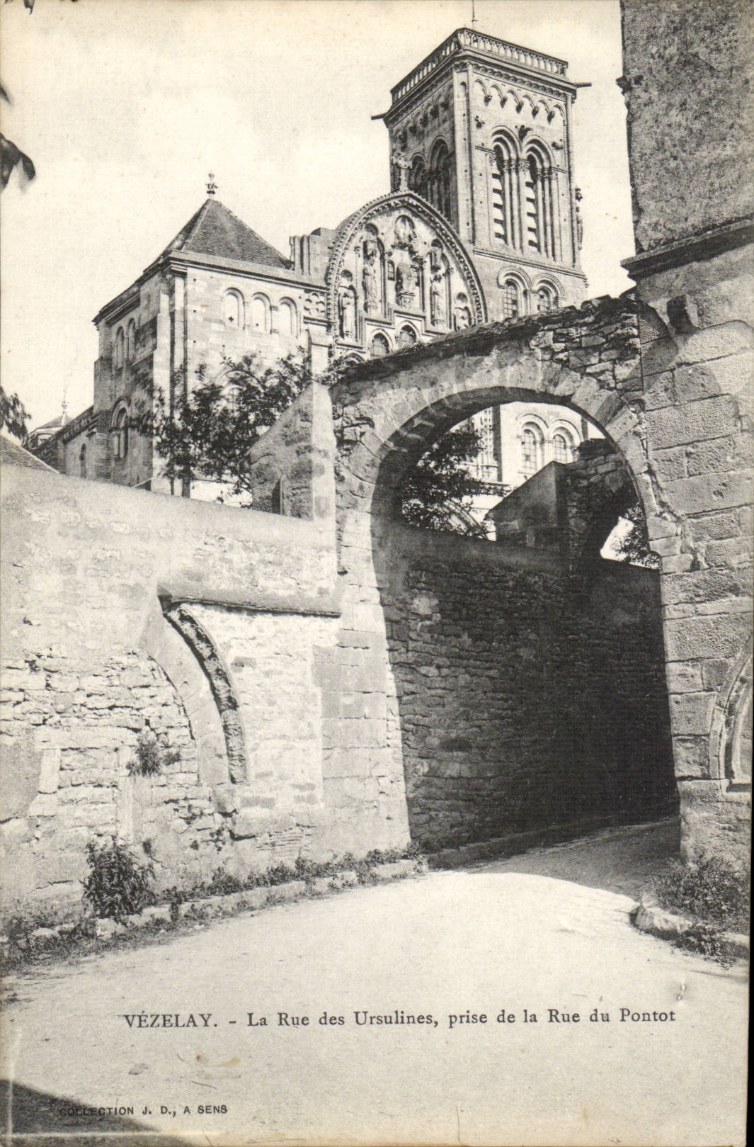 Vezelay CPA the street of the Ursulines taken of the street of the pontot