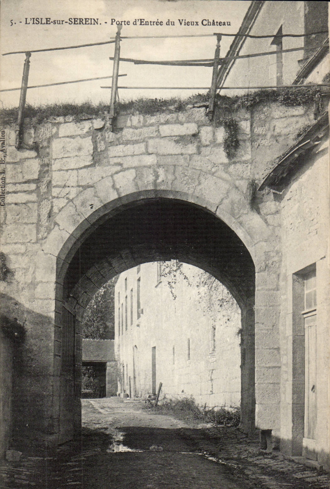 L'Isle sur SErein CPA Porte d'entree du vieux chateau