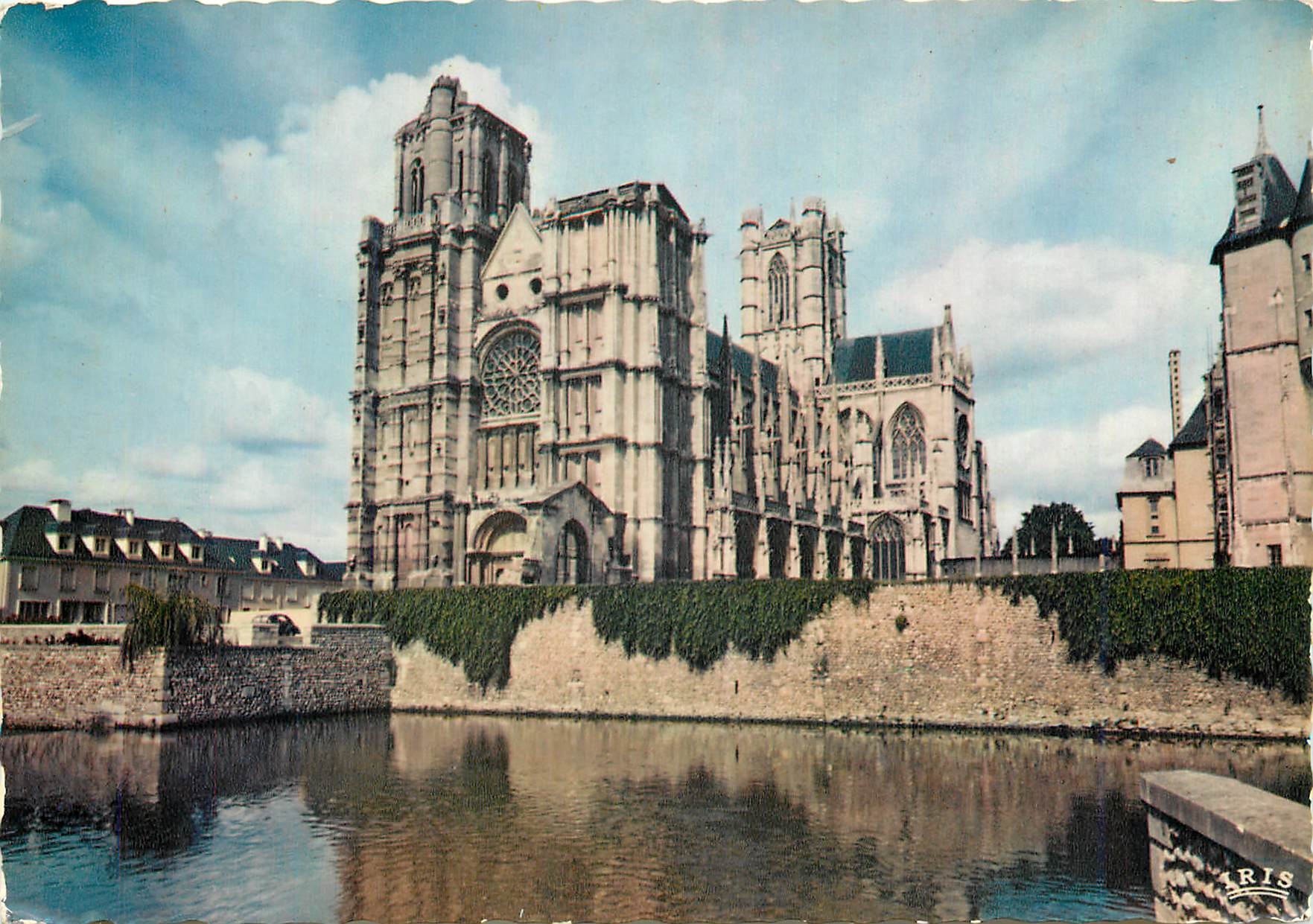 CPM Evreux (Eure) La Cathedrale et le miroir d'eau