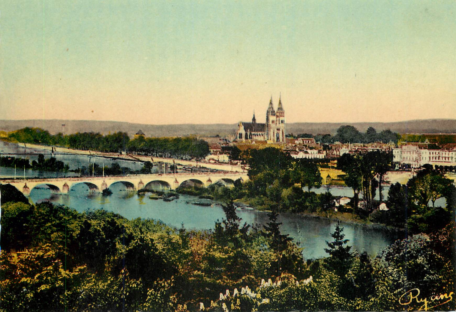 CPM Tours (I et V) Vue generale sur la Loire et la Ville