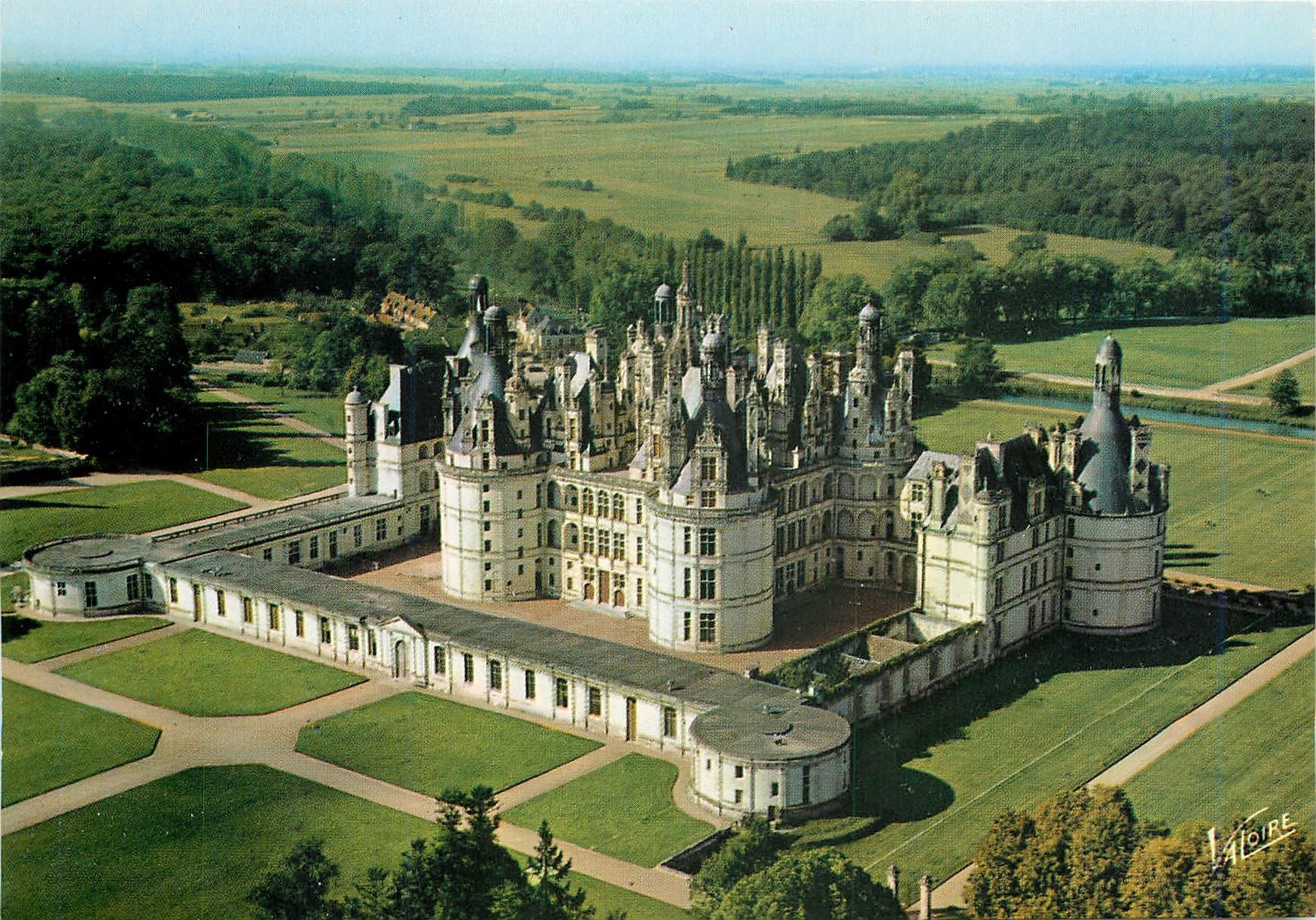 CPM Les Merveilles du Val de Loire Chambord (Loire et Cher) Vue aeriennne du chateau (XVIe s la faca