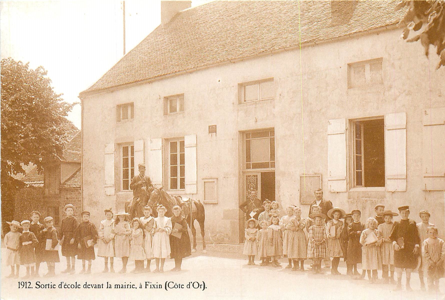 CPM 1912 Sortie d'ecole devant la mairie a Fixin (Cote d'Or)